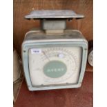 A SET OF VINTAGE AVERY POST OFFICE SCALES