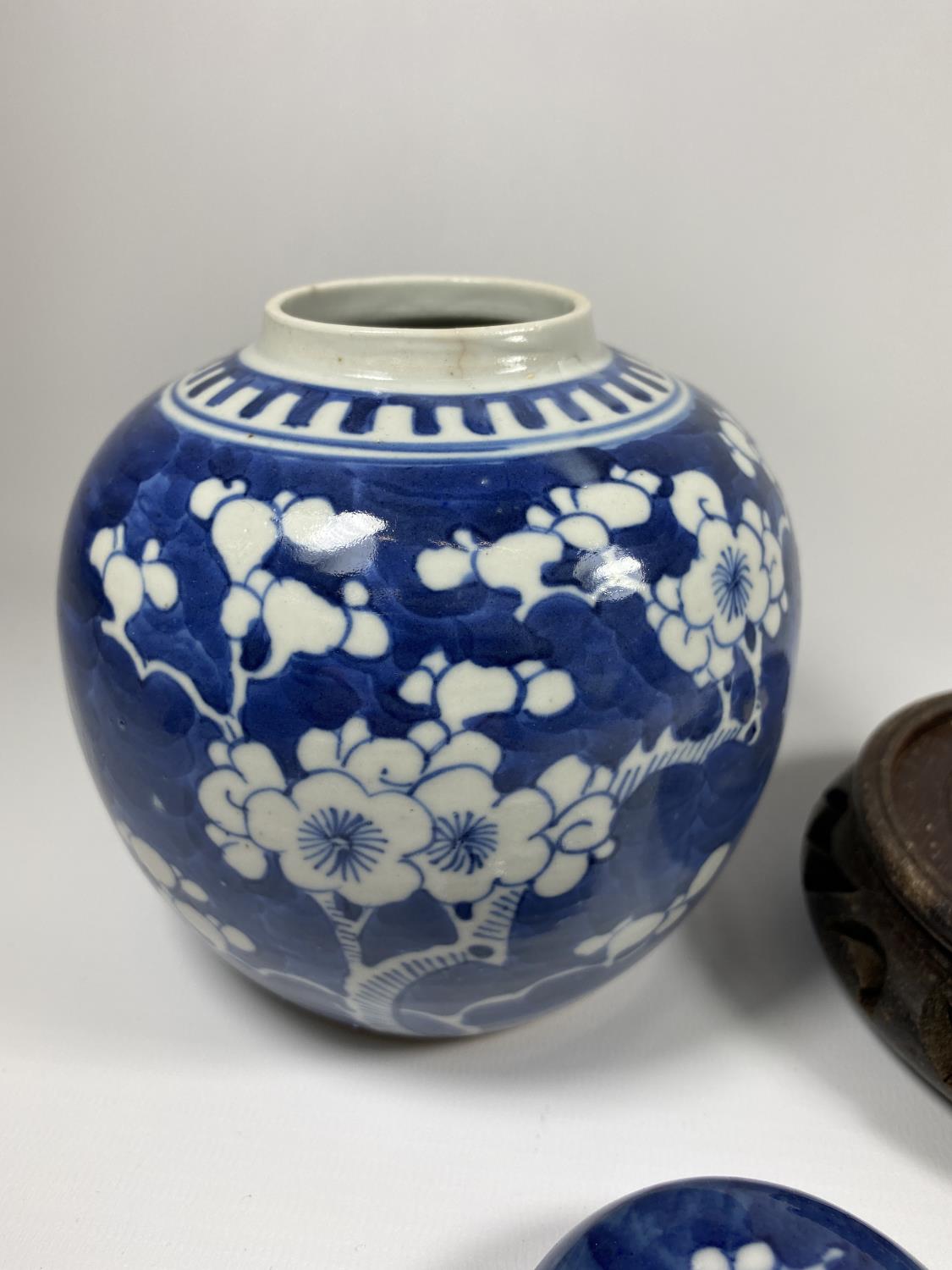 A LATE 19TH CENTURY CHINESE PORCELAIN PRUNUS BLOSSOM PATTERN GINGER JAR ON WOODEN BASE, DOUBLE - Image 3 of 7