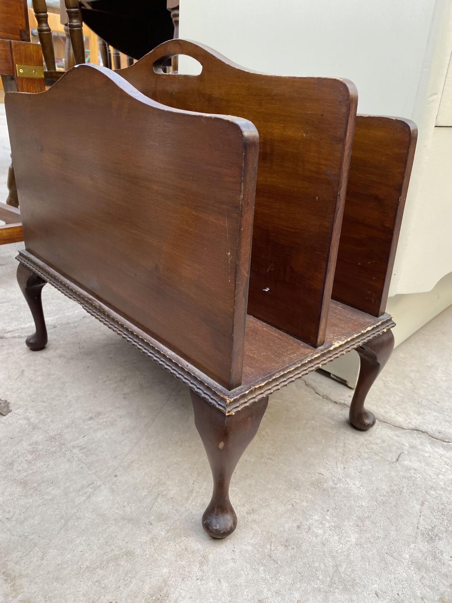 A MID 20TH CENTURY MAHOGANY TWO DIVISION MAGAZINE RACK ON CABRIOLE LEGS - Image 2 of 3