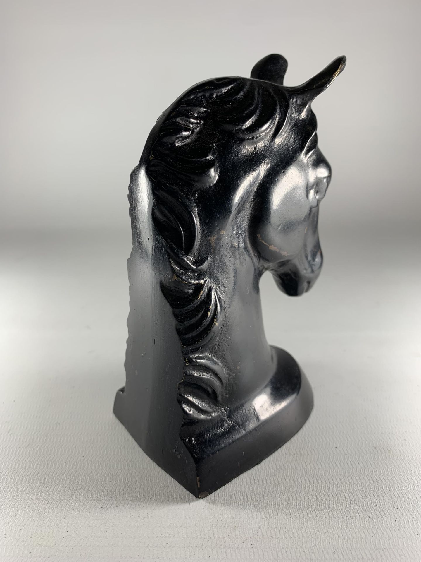 A BRONZE STYLE BUST OF A HORSES HEAD HEIGHT 14CM - Image 3 of 3