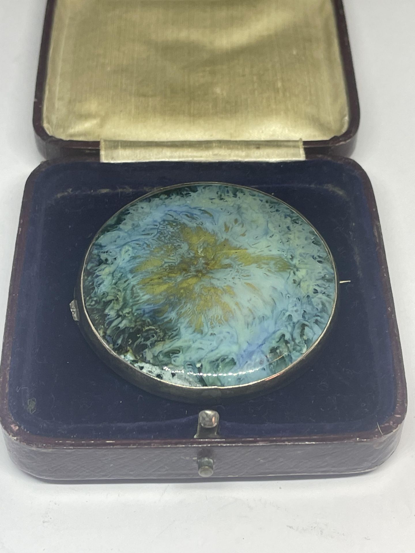 A RUSKIN BROOCH IN A SILVER MOUNT 5CM DIAMETER IN A PRESENTATION BOX - Image 3 of 3