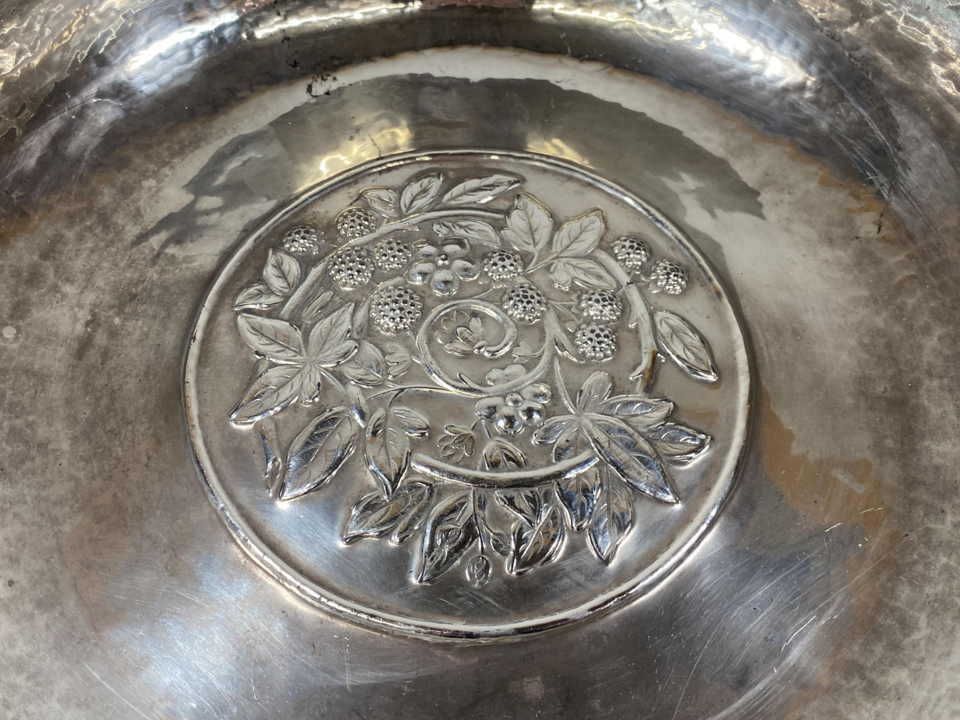 A RARE ART NOUVEAU 'D.S.C.G' SILVER PLATED - DUCHESS SUTHERLAND CRIPPLES GUILD HAMMERED EFFECT - Image 2 of 5