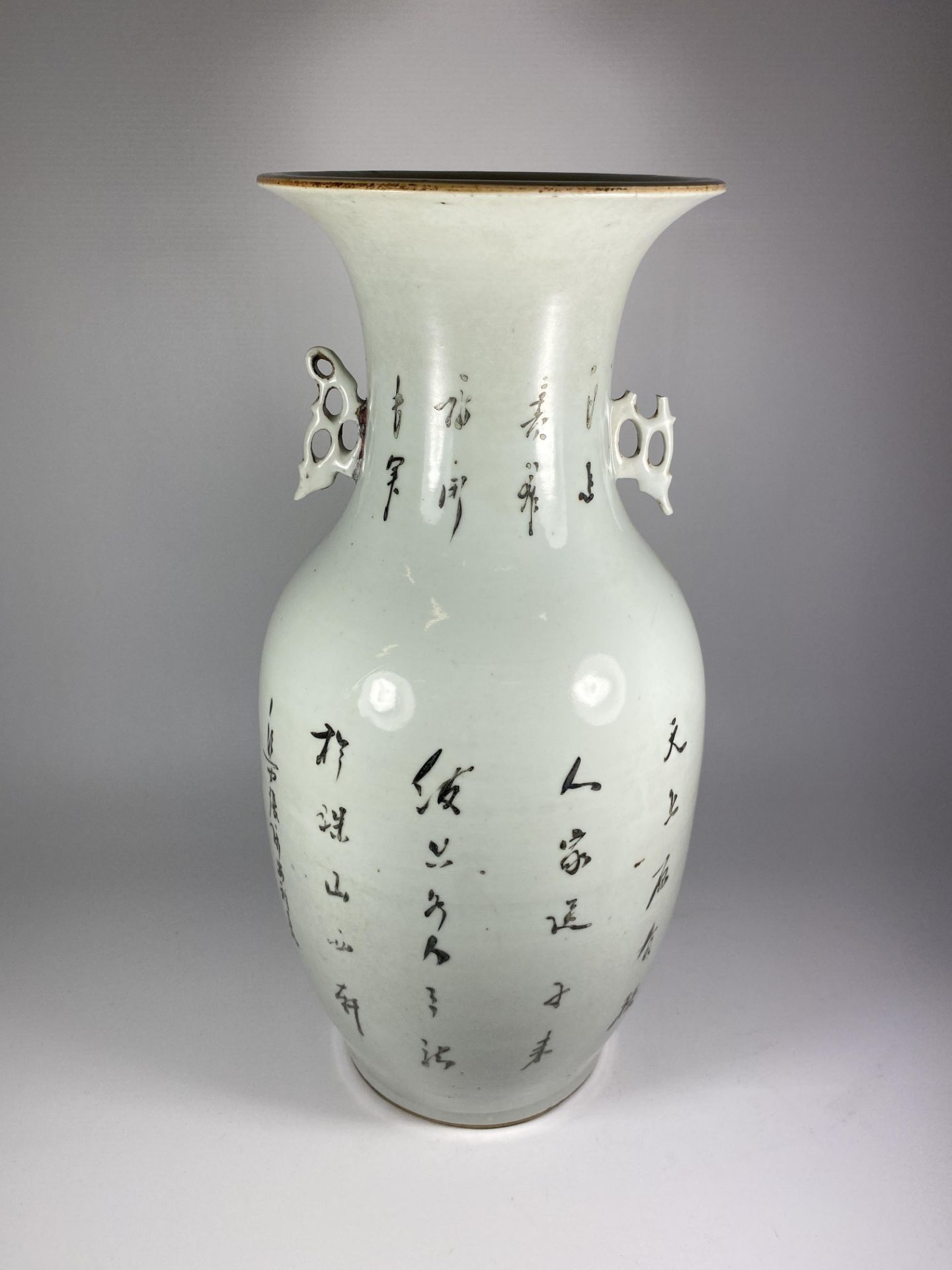 A LARGE 19TH CENTURY CHINESE QING PORCELAIN VASE WITH FIGURAL & CALLIGRAPHY DESIGN, HEIGHT 43CM - Image 3 of 4