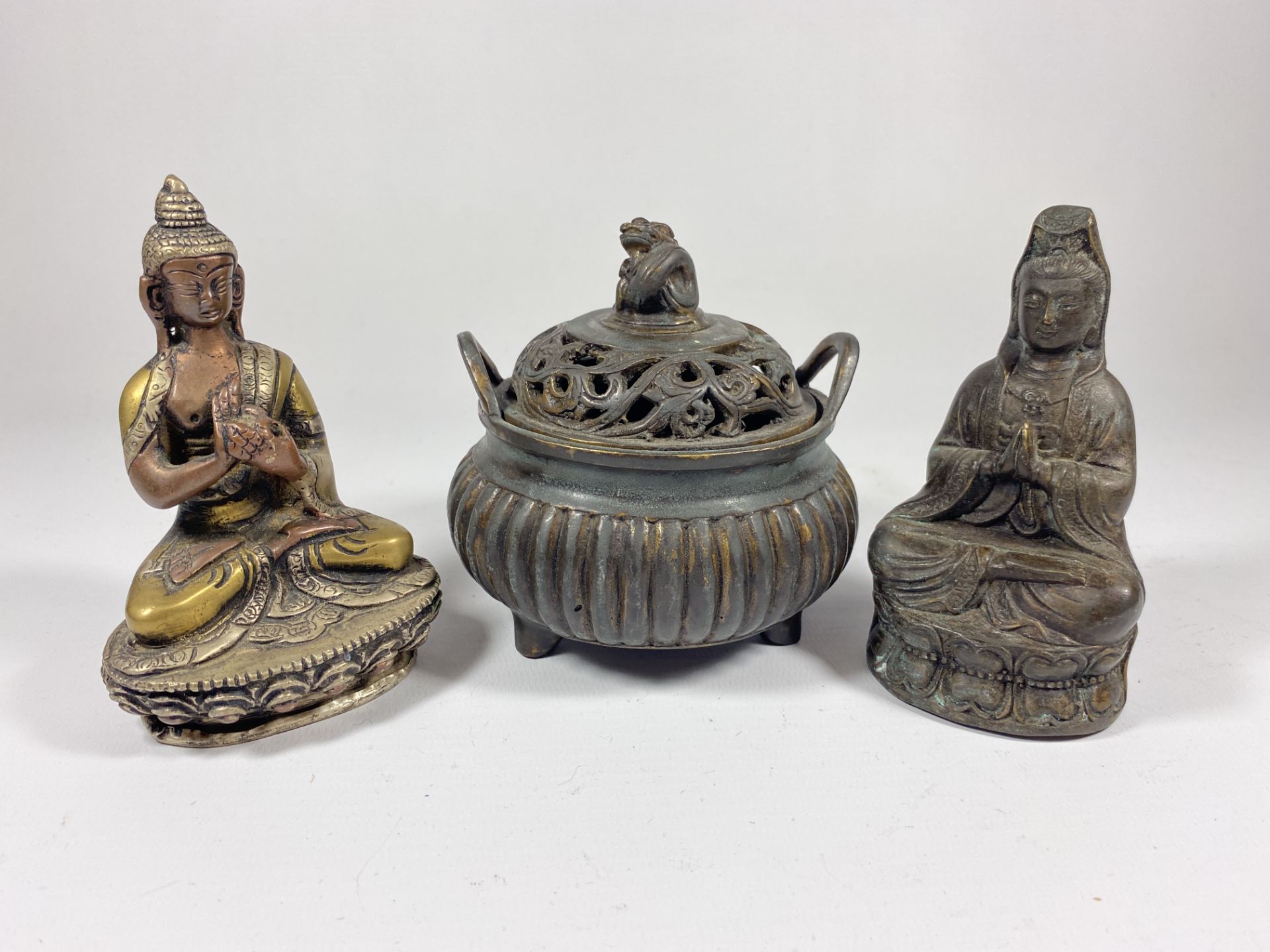 THREE ITEMS - A BRASS & COPPER BUDDHA, FURTHER METAL BUDDHA AND LIDDED CENSOR, HEIGHT 10CM