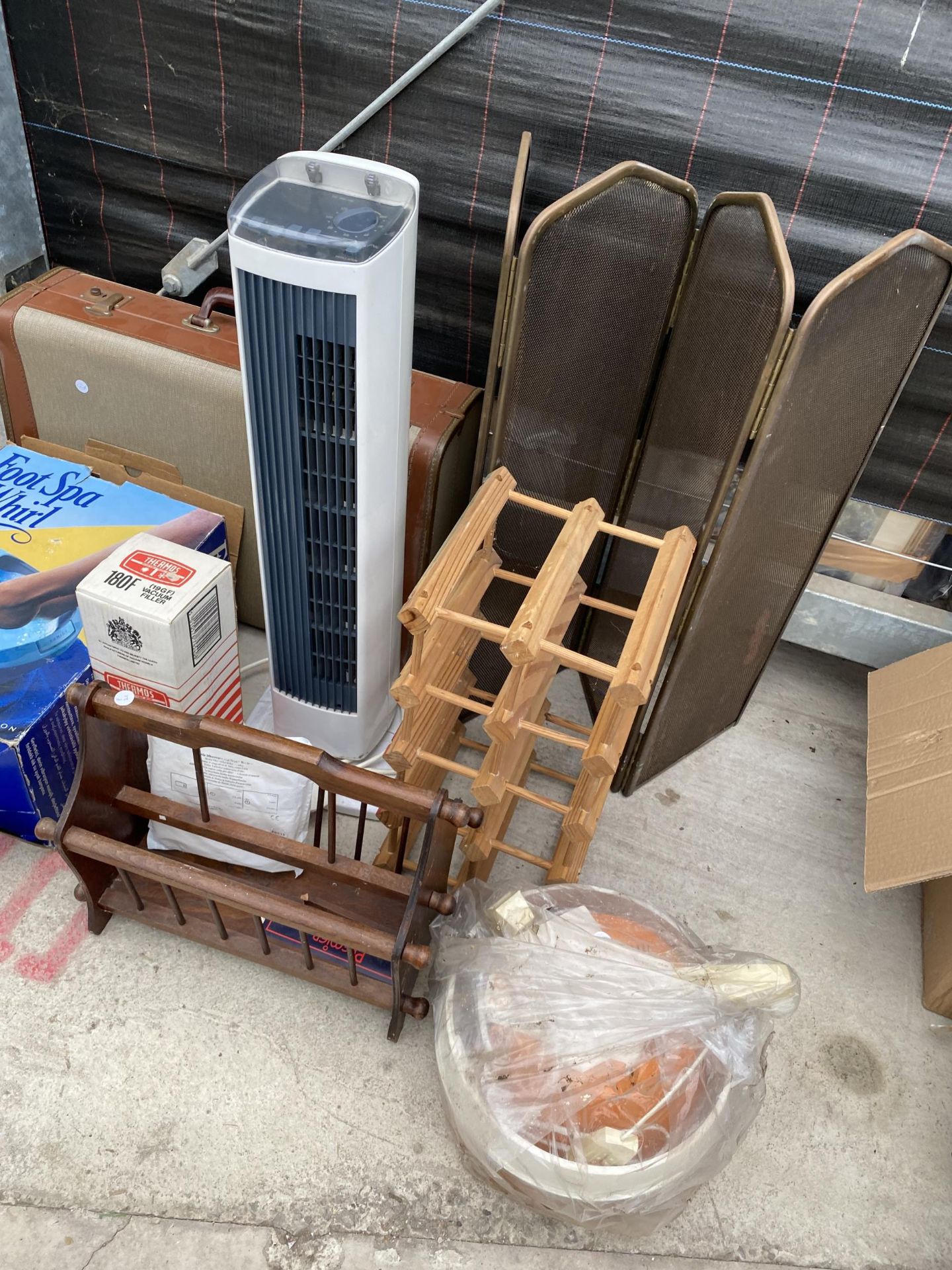 AN ASSORTMENT OF ITEMS TO INCLUDE A FAN, A SUITCASE AND A FOOT SPA ETC - Image 2 of 6