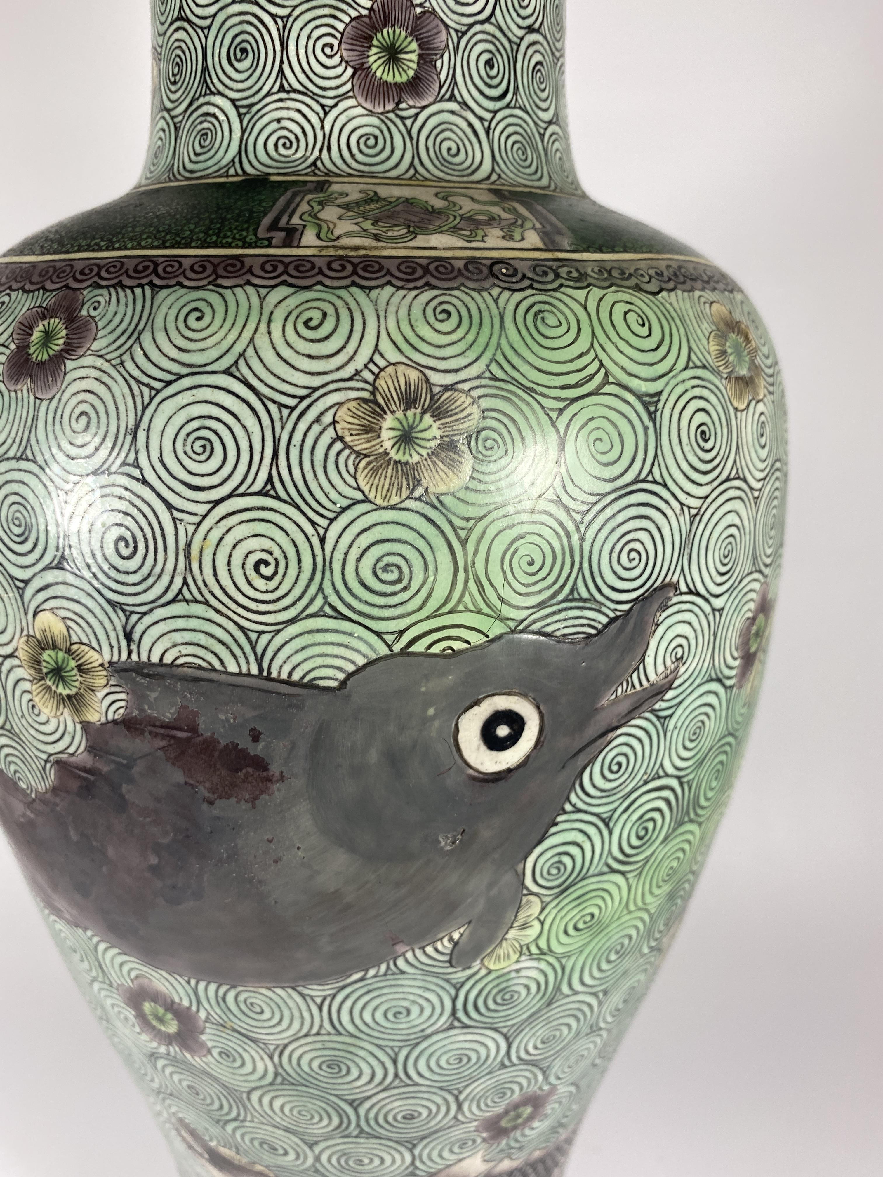 A LARGE MID 19TH CENTURY CHINESE BALUSTER FORM VASE WITH ENAMEL FISH ON A GEOMETRIC CIRCLES - Image 6 of 9