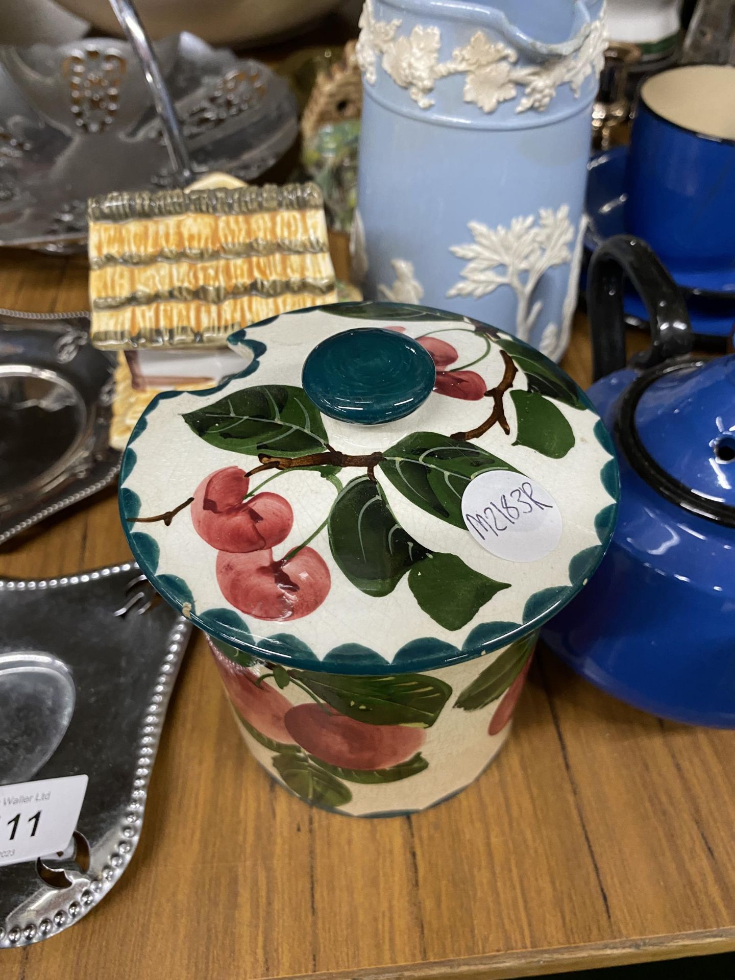A MIXED LOT TO INCLUDE A LARGE ITALIAN PASTA BOWL, WEDGWOOD JUG, NORWEGIAN DISH, SILVER PLATED PIN - Image 2 of 4