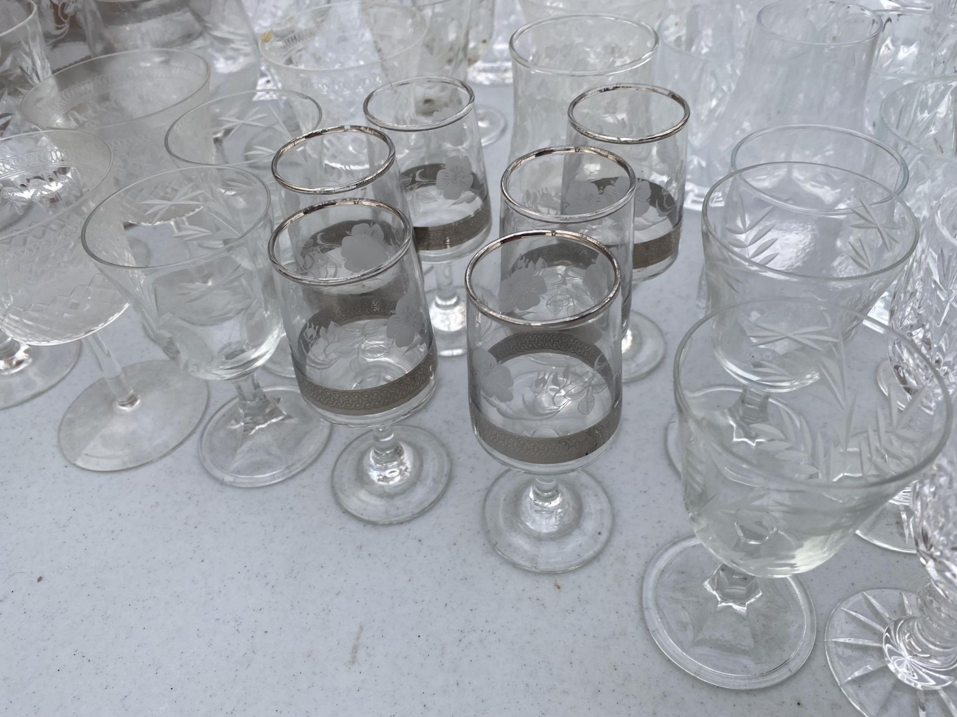 AN ASSORTMENT OF GLASS WARE TO INCLUDE EDINBURGH CRYSTAL TUMBLERS, SHERRY GLASSES AND WINE GLASSES - Image 2 of 6