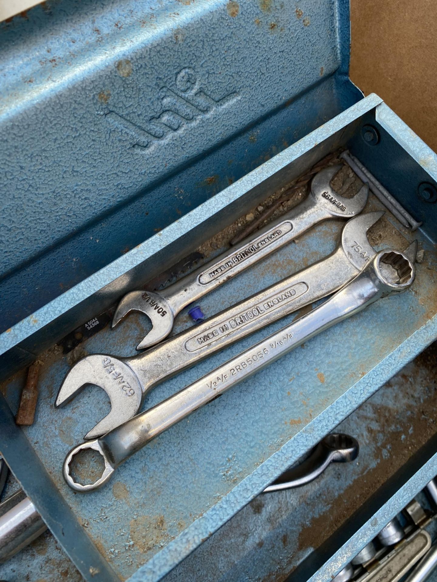 A METAL TOOL BOX CONTAINING AN ASSORTMENT OF TOOLS TO INCLUDE SPANNERS AND SOCKETS ETC - Image 5 of 7