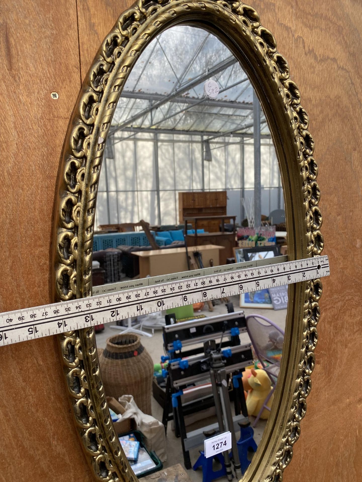 A DECORATIVE GILT FRAMED OVAL WALL MIRROR - Image 2 of 3