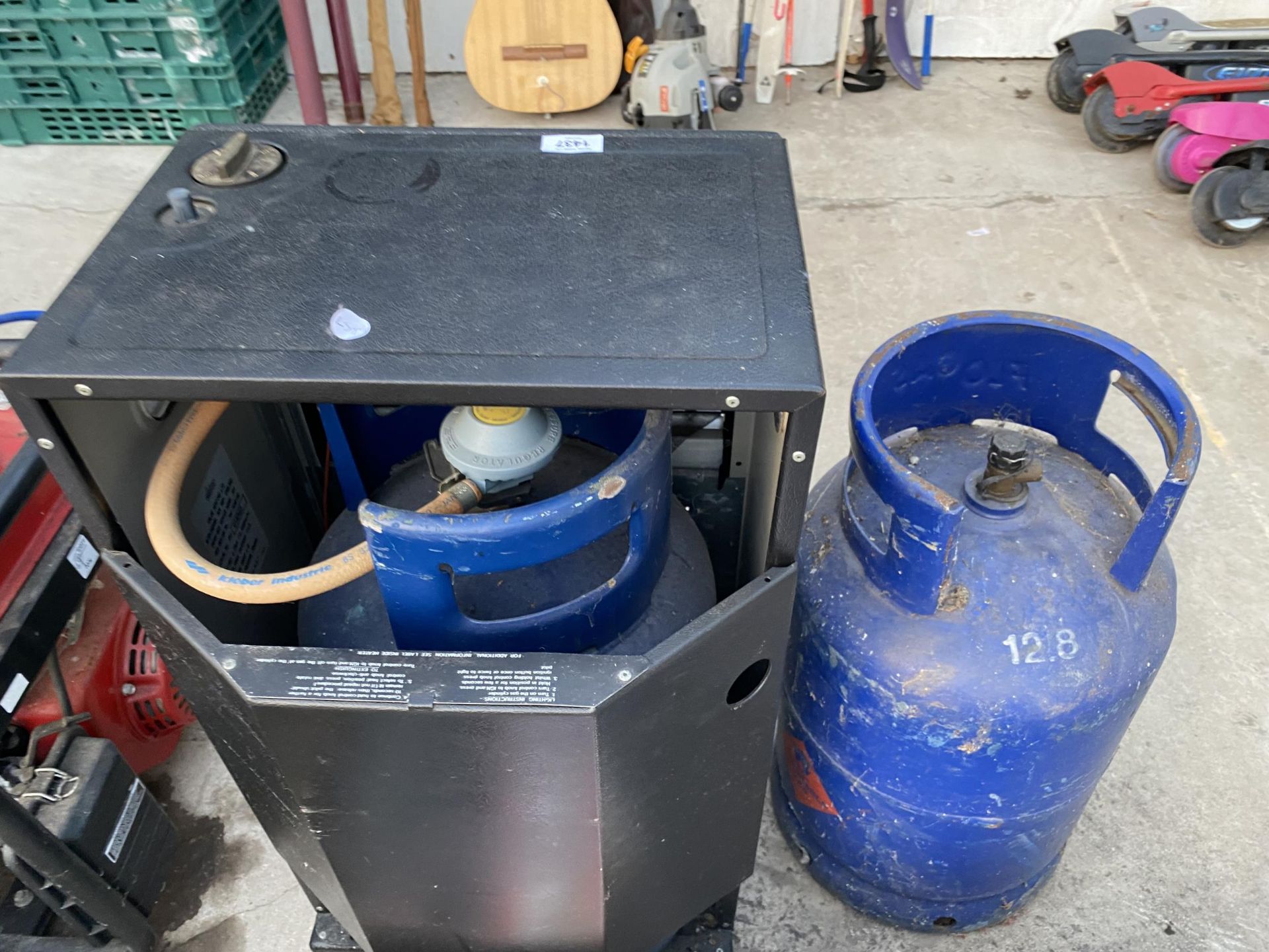 A VALOR GAS HEATER AND TWO GAS BOTTLES - Image 3 of 3