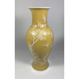 A CHINESE PORCELAIN BALUSTER FORM YELLOW GROUND VASE, UNMARKED TO BASE, HEIGHT 26.5CM
