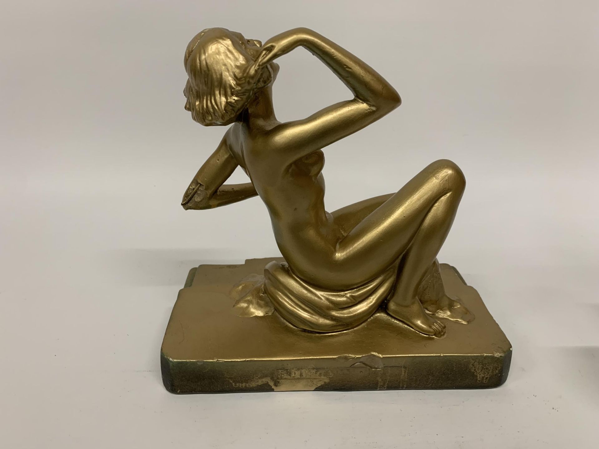 A METAL ART DECO STYLE GOLD COLOURED FIGURE 'RING LADY' HEIGHT 23CM, LENGTH 24CM - Image 4 of 6