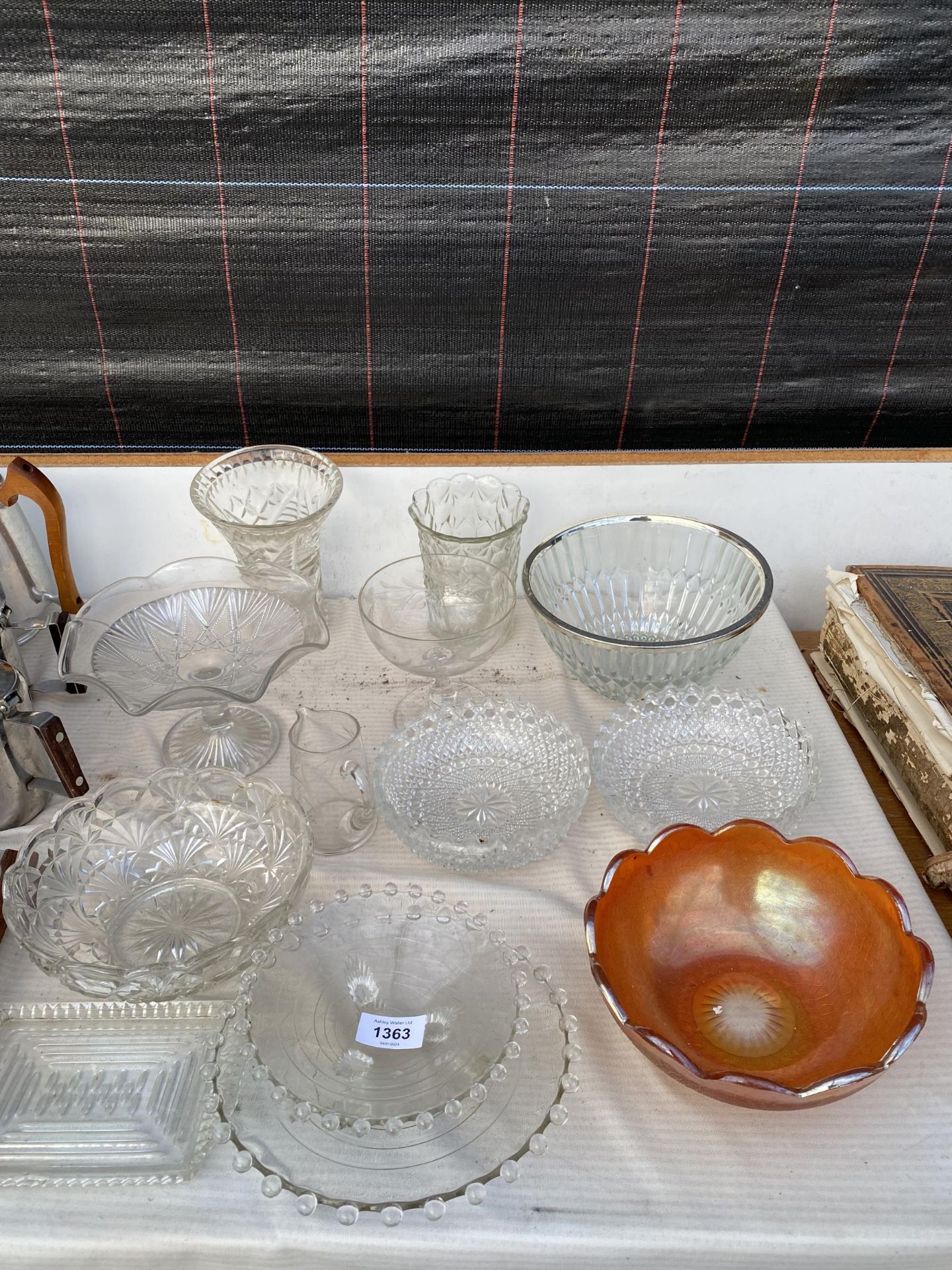 AN ASSORTMENT OF GLASS WARE TO INCLUDE BOWLS AND VASES ETC