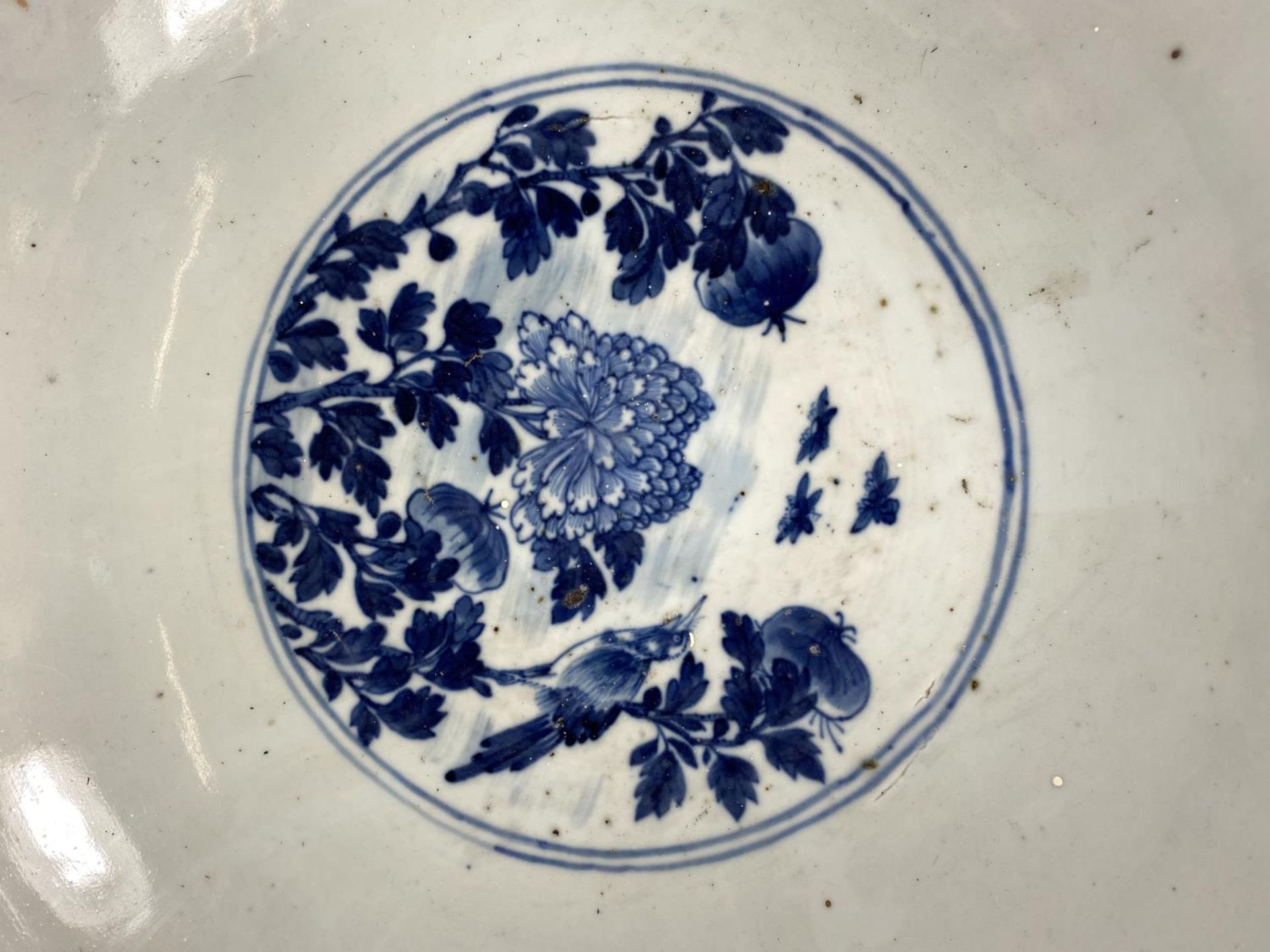 A LARGE AND IMPRESSIVE EARLY 19TH CENTURY CHINESE QING BLUE AND WHITE PORCELAIN PUNCH / FRUIT BOWL - Image 4 of 14