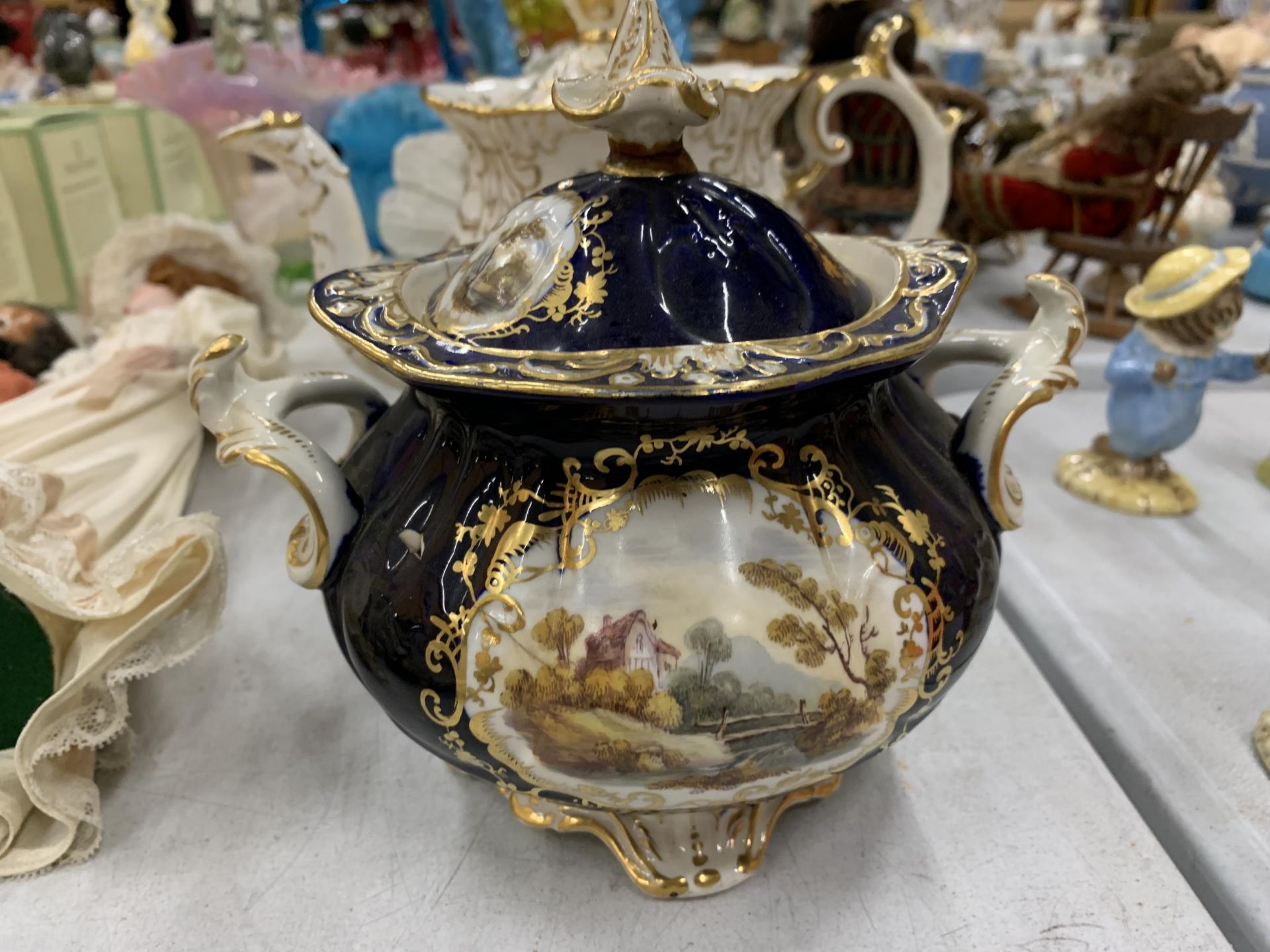 FOUR PIECES OF CHINA DINNERWARE TO INCLUDE A TEAPOT, TUREEN AND CREAM BOWL - WHITE WITH GILD - Bild 3 aus 4