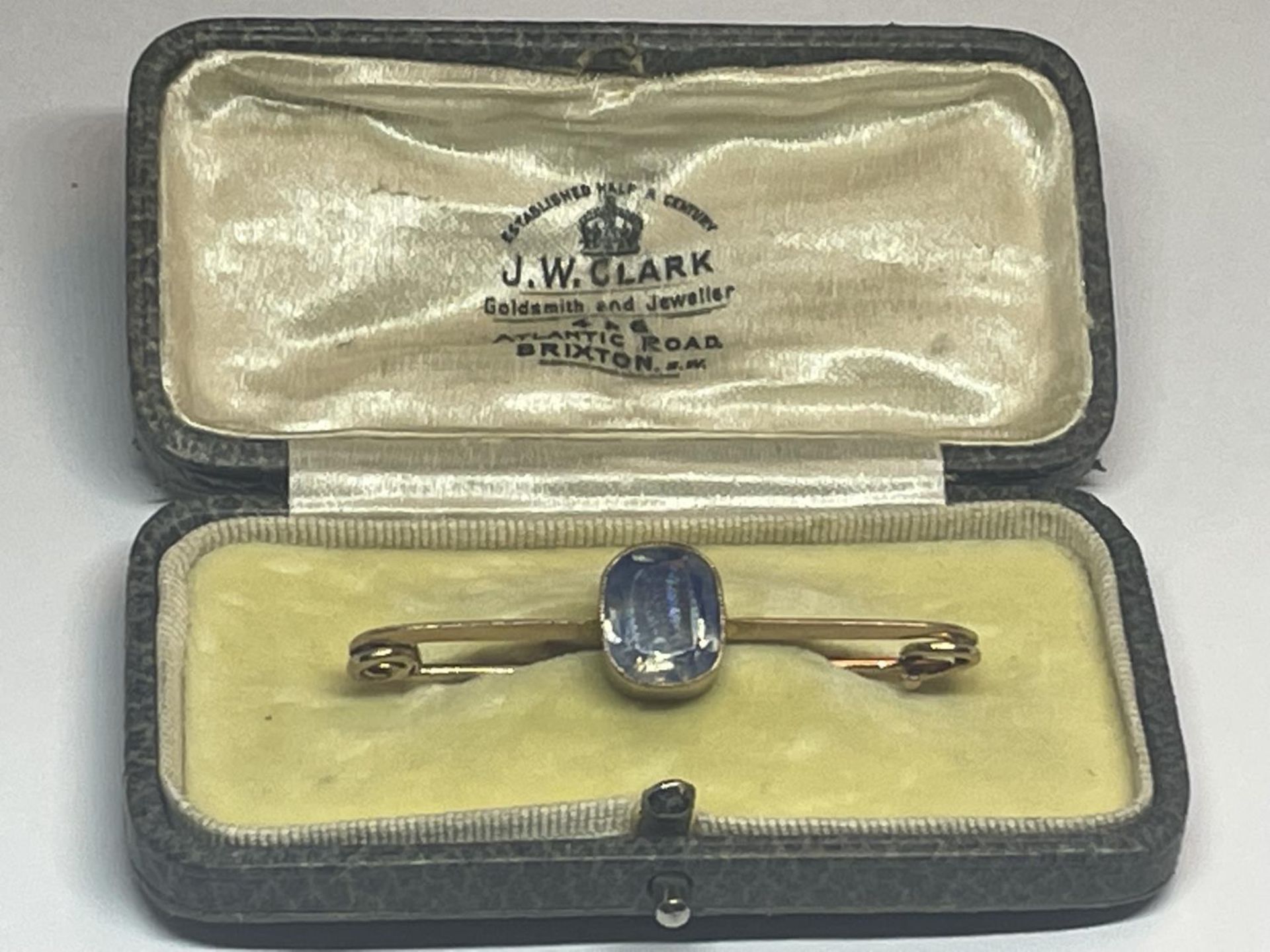 A 9 CARAT GOLD BROOCH WITH PLAE BLUE STONE GROSS WEIGHT 3.24 GRAMS IN A PRESENTATION BOX - Image 2 of 3