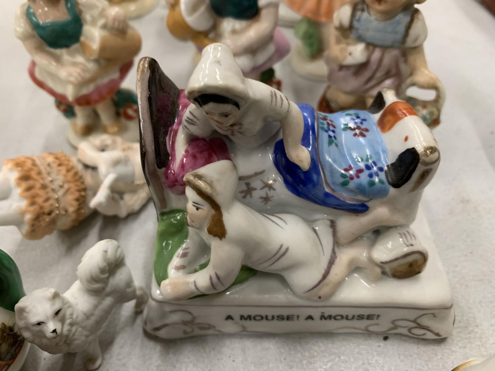 A LARGE QUANTITY OF MINIATURE ITEMS TO INCLUDE CERAMIC FIGURES, ANIMALS, ETC - Image 3 of 5