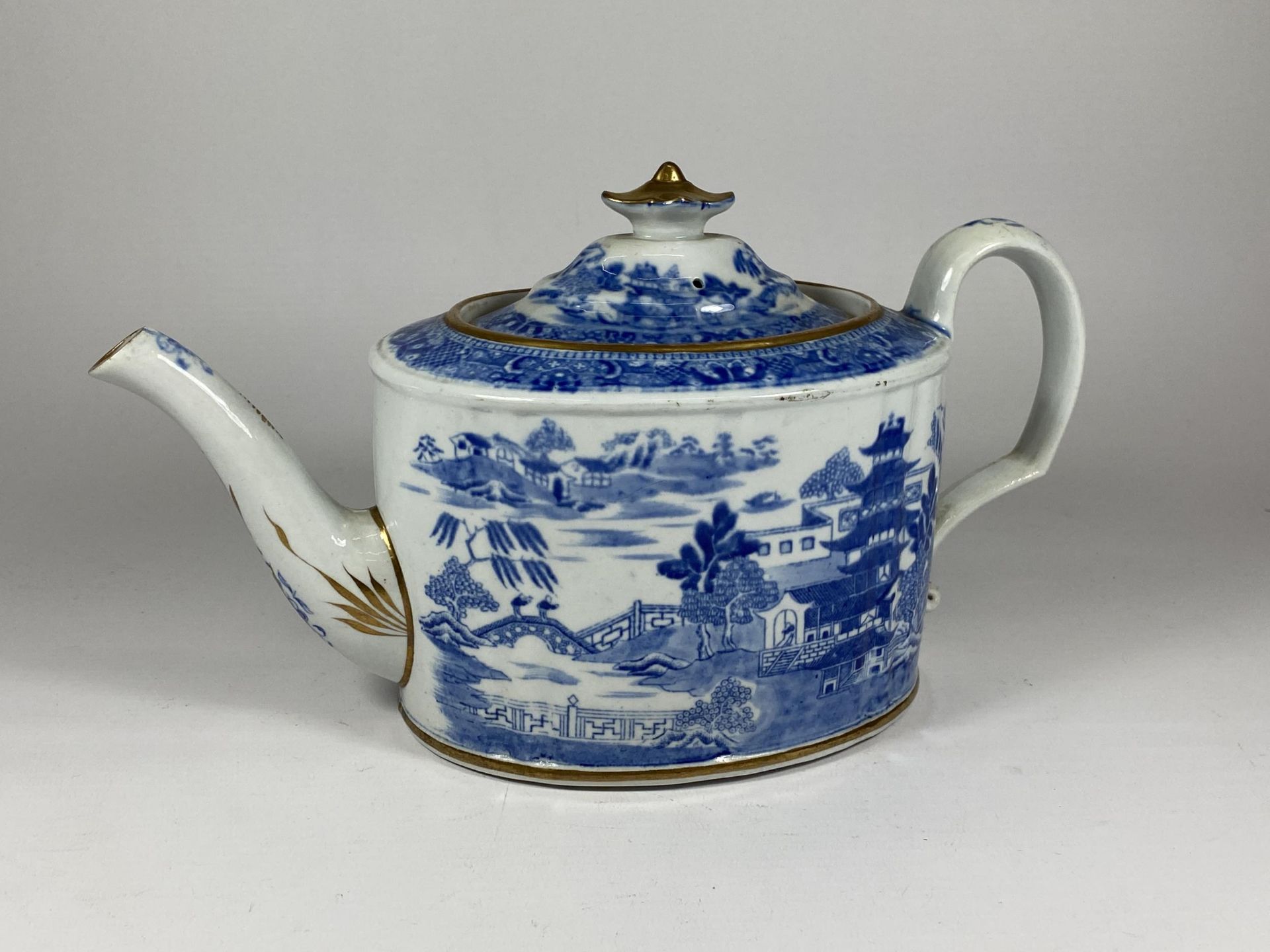 A 19TH CENTURY CHINESE QING EXPORT PORCELAIN CANTON BLUE & WHITE TEAPOT, HEIGHT 14CM