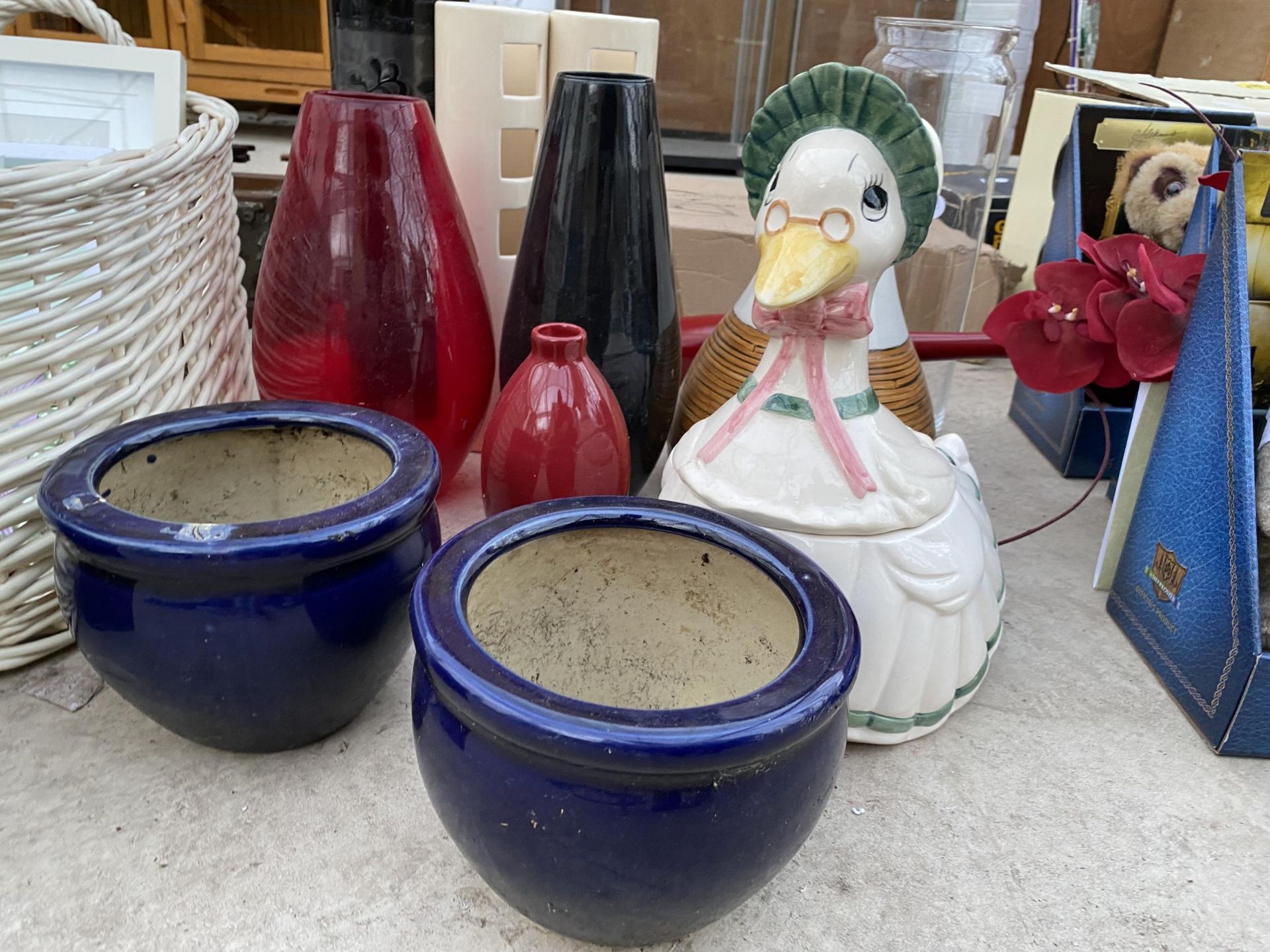 AN ASSORTMENT OF GLASS AND CERAMIC PLANTERS AND VASES - Image 2 of 5