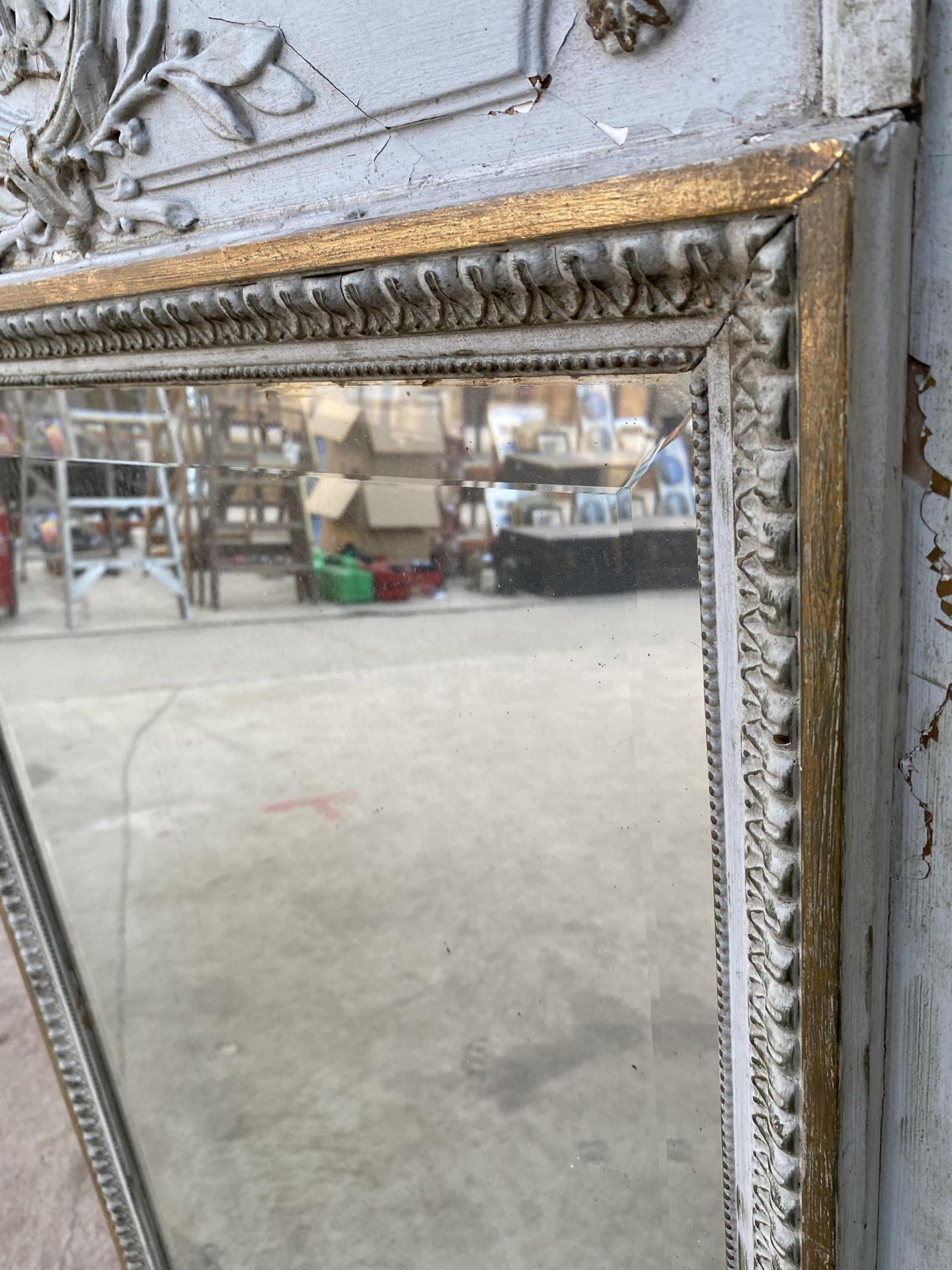 A VINTAGE WOODEN FRAMED BEVELED EDGE WALL MIRROR - Image 6 of 6