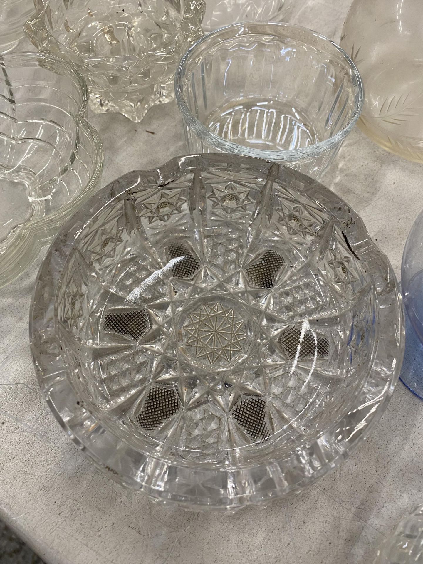 A QUANTITY OF GLASSWARE TO INCLUDE DESSERT BOWLS, GLASSES, VASE, JUG, ETC - Image 3 of 5