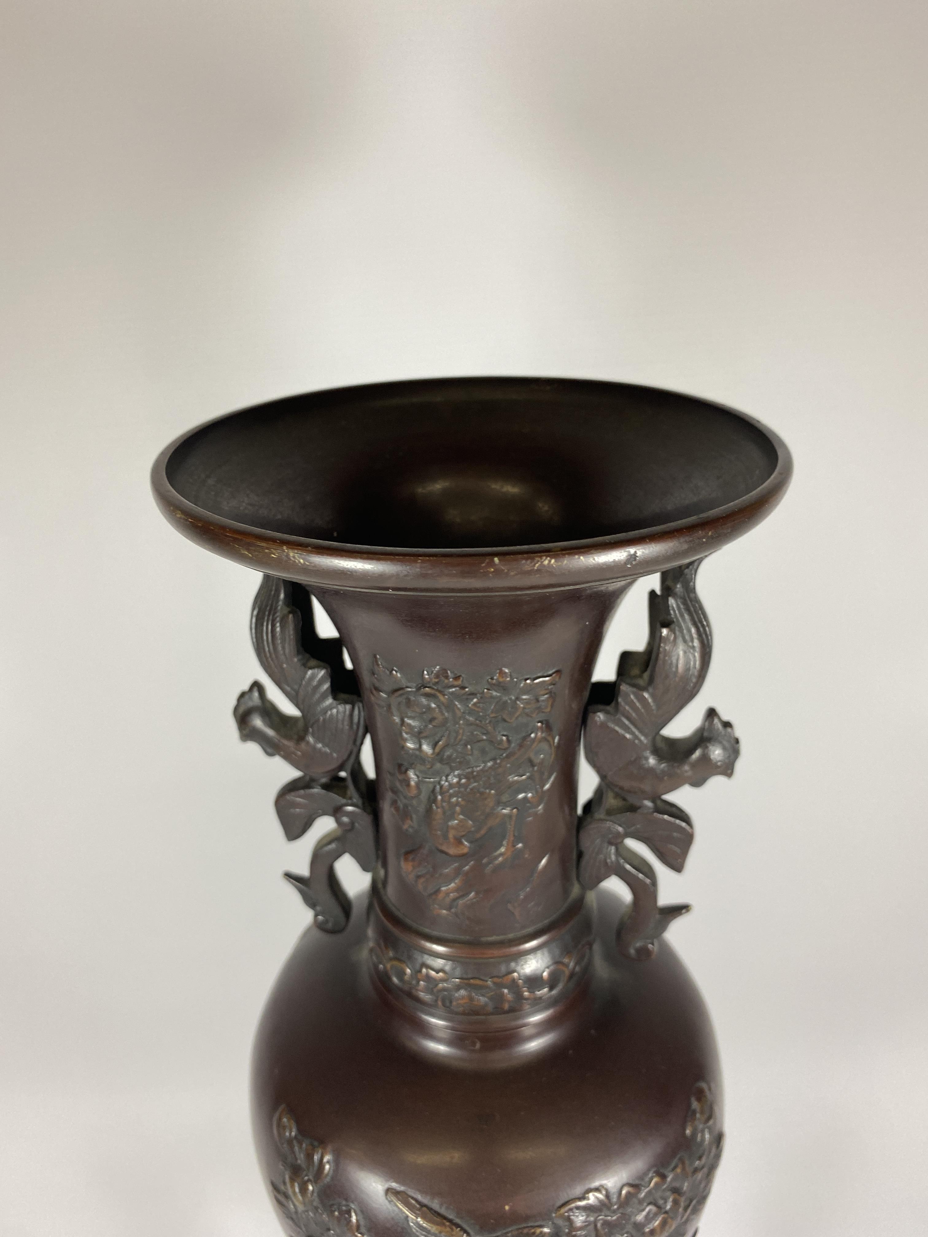 A PAIR OF LARGE JAPANESE MEIJI PERIOD (1868-1912) BRONZE VASE WITH TRIPOD LEGS ON BASE, HEIGHT 43CM - Image 3 of 6