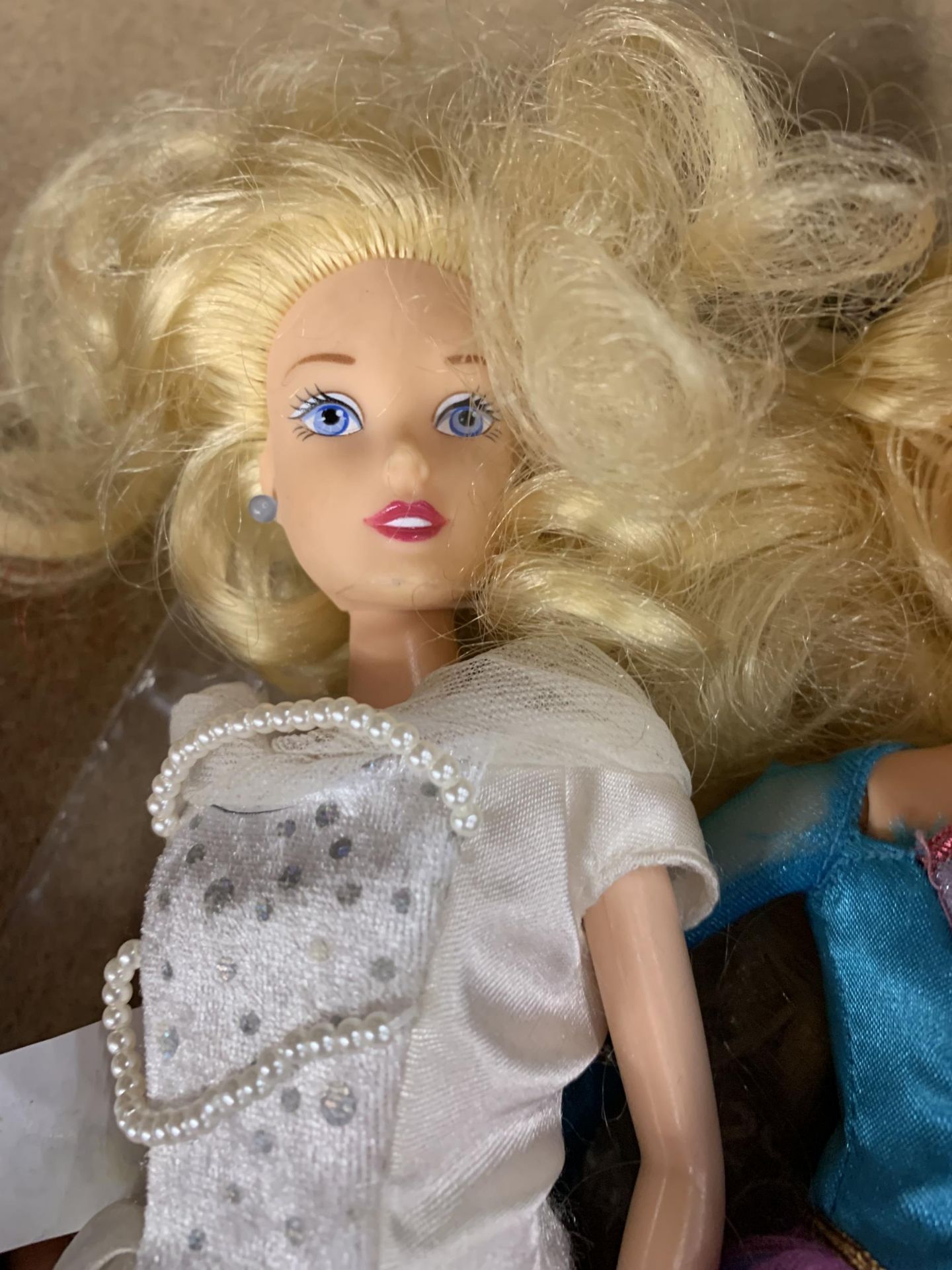 FOUR BARBIE STYLE DOLLS - Image 3 of 5