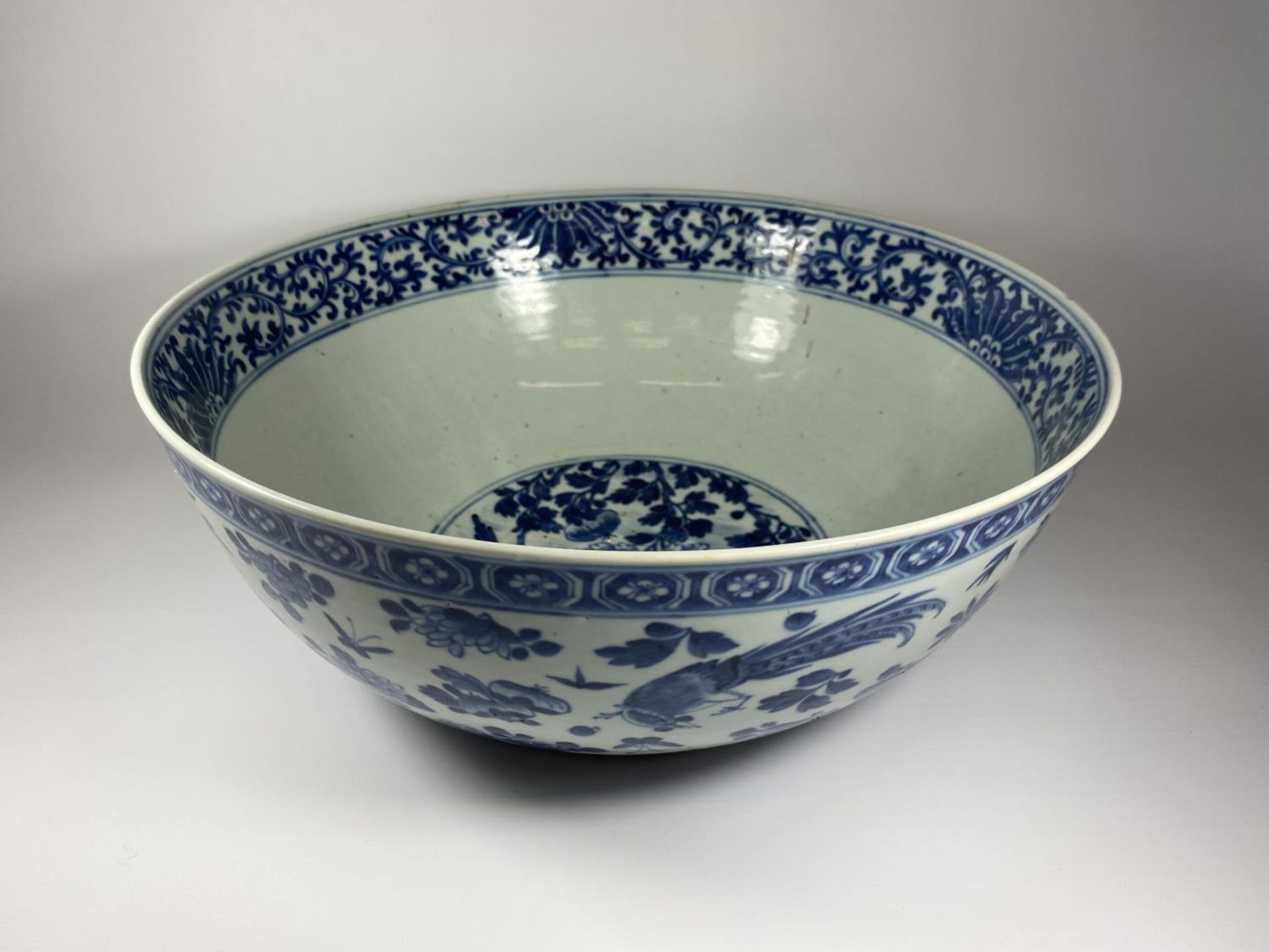 A LARGE AND IMPRESSIVE EARLY 19TH CENTURY CHINESE QING BLUE AND WHITE PORCELAIN PUNCH / FRUIT BOWL