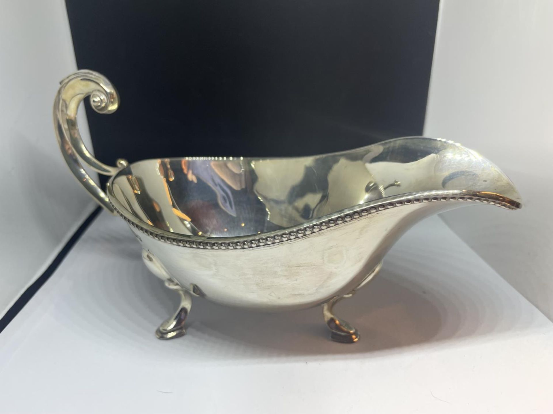 A HALLMARKED SHEFFIELD SILVER 1934 GRAVY BOAT GROSS WEIGHT 273.9 GRAMS - Image 2 of 3