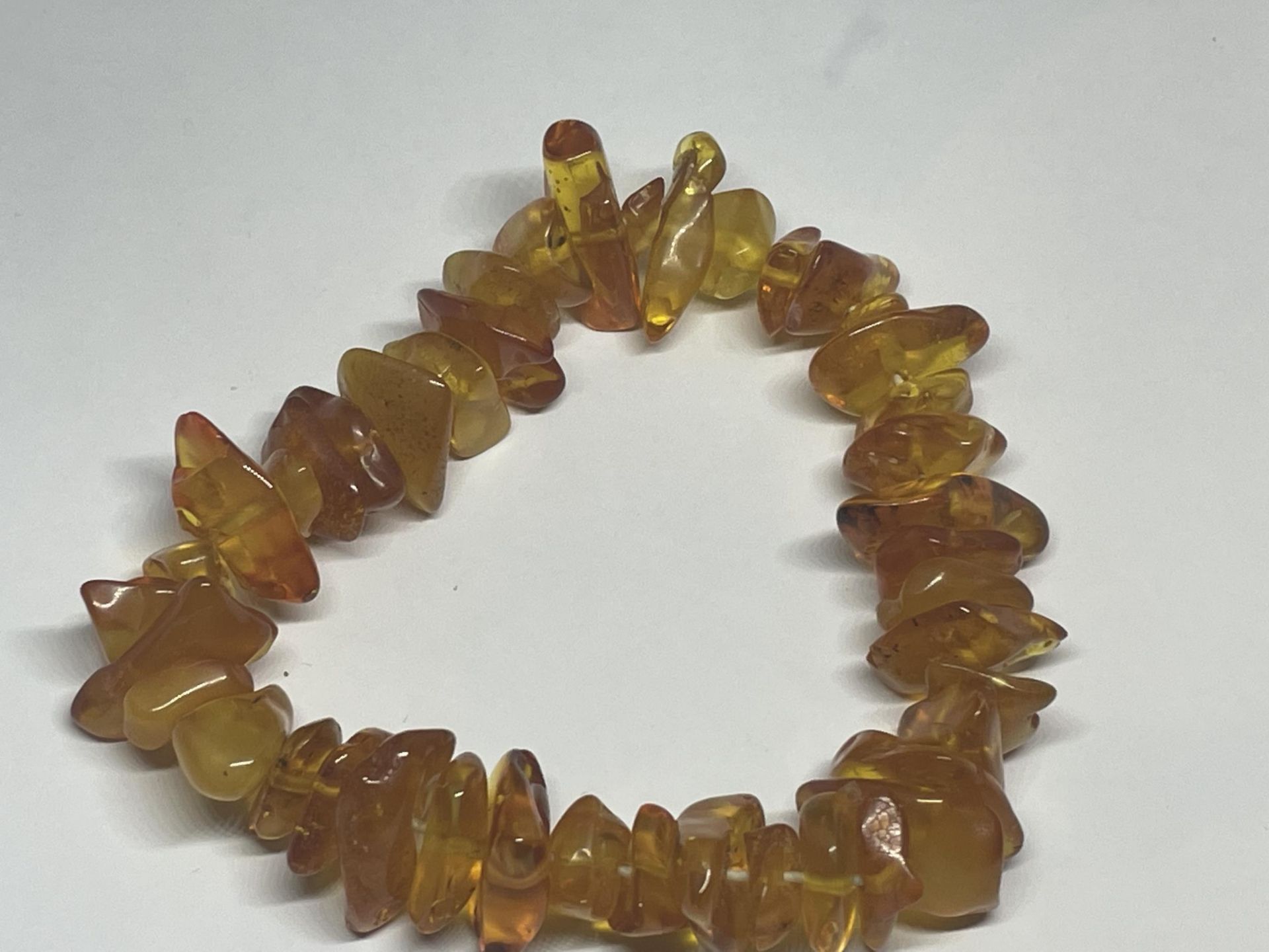 AN AMBER BRACELET WITH VARIOUS SHAPED STONES - Image 3 of 3