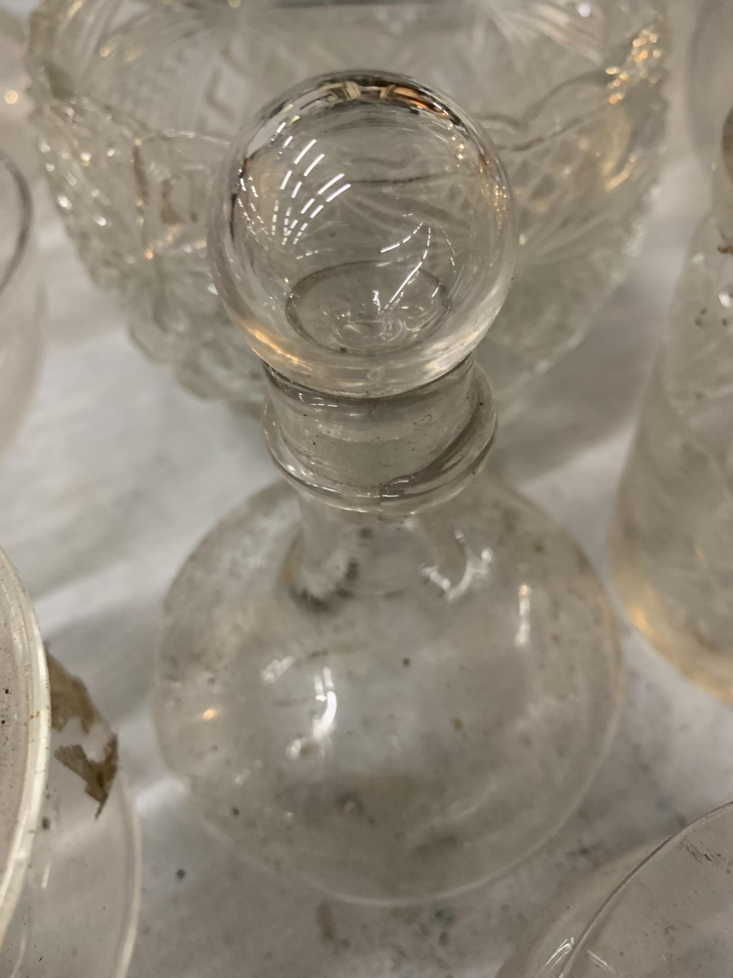 LARGE QUANTITY OF GLASSWARE TO INCLUDE BOWLS, DECANTER ETC - Image 4 of 4