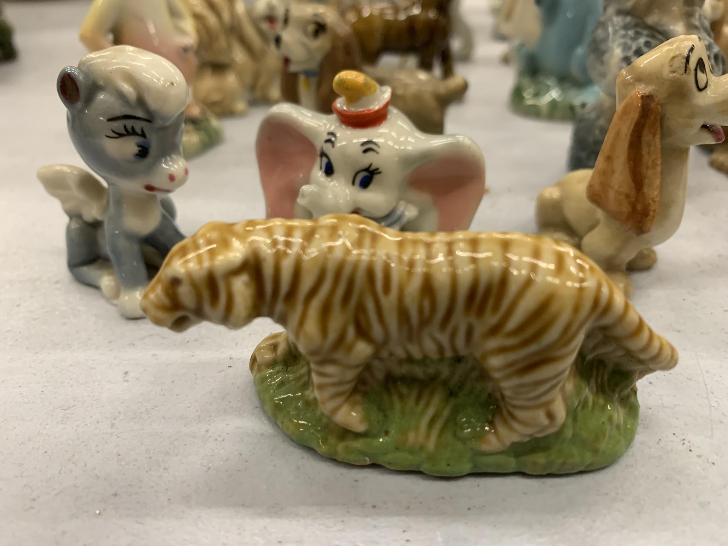 A QUANTITY OF WADE WHIMSIES TO INCLUDE LADY AND THE TRAMP, DISNEY CHARACTERS, ETC - Bild 2 aus 4