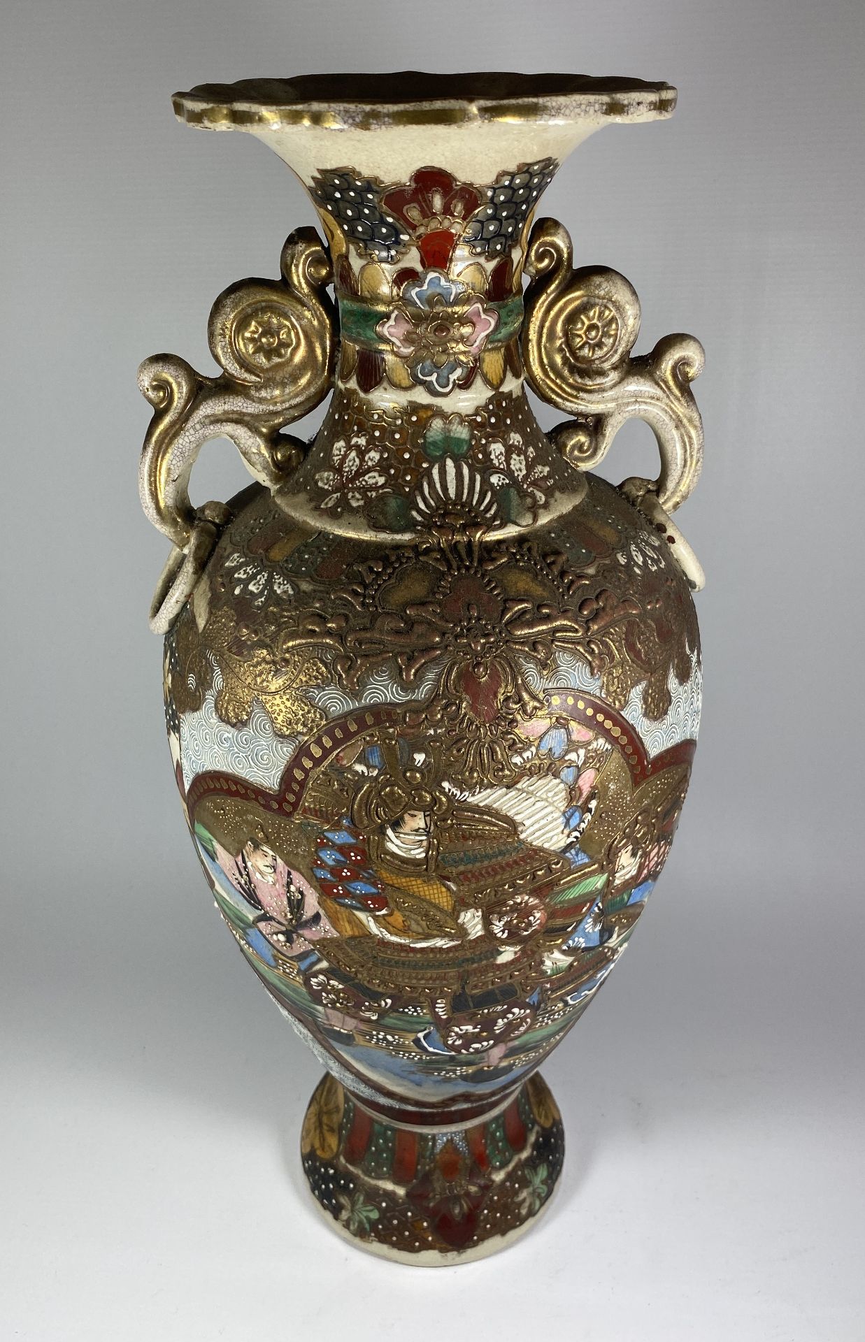 A LARGE JAPANESE SATSUMA STLYE FLOOR VASE, HEIGHT 48CM