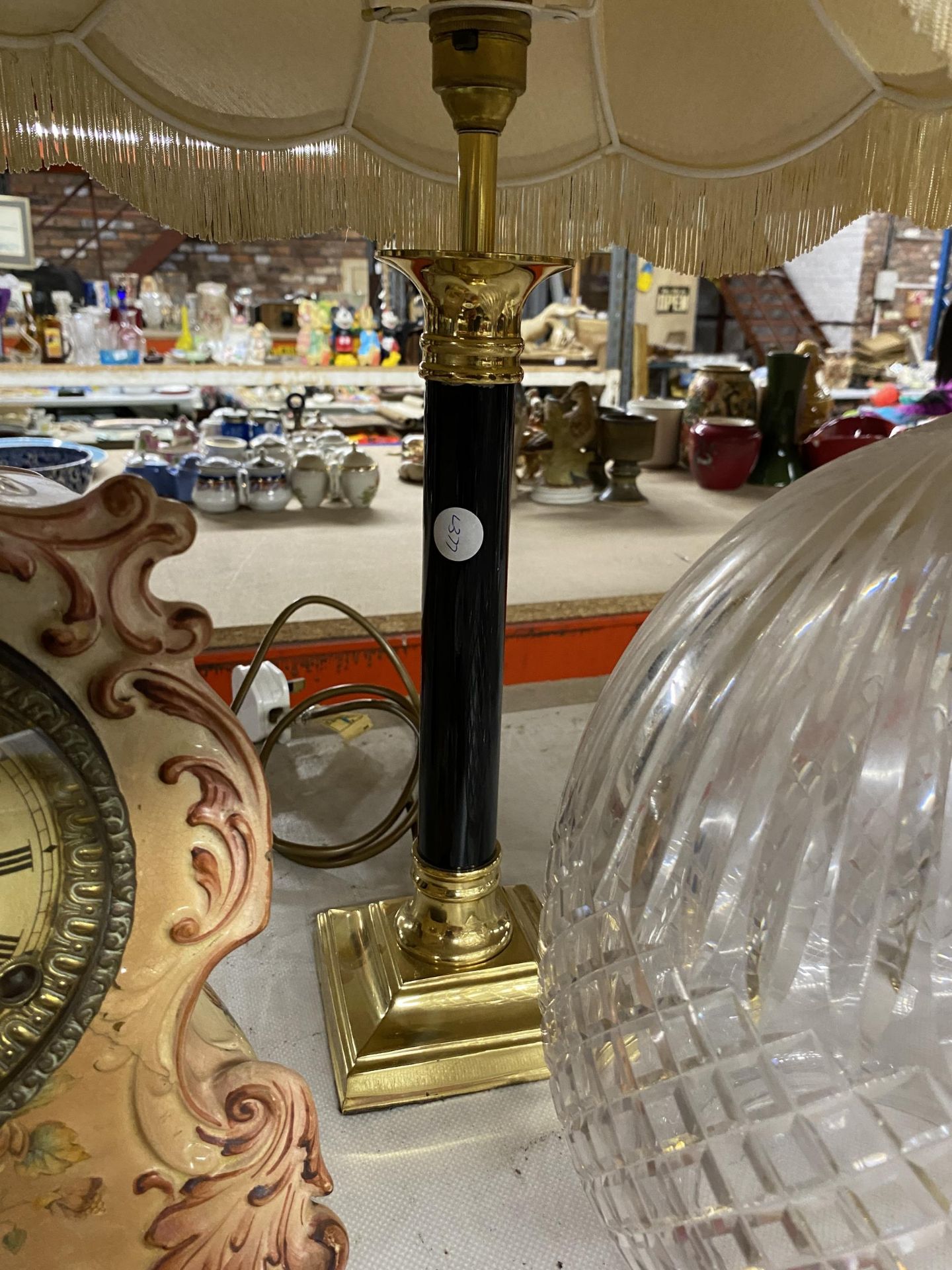A MIXED GROUP OF ITEMS TO INLCUDE POTTERY MANTLE CLOCK, LAMP, CUT GLASS SHADE ETC - Image 3 of 3