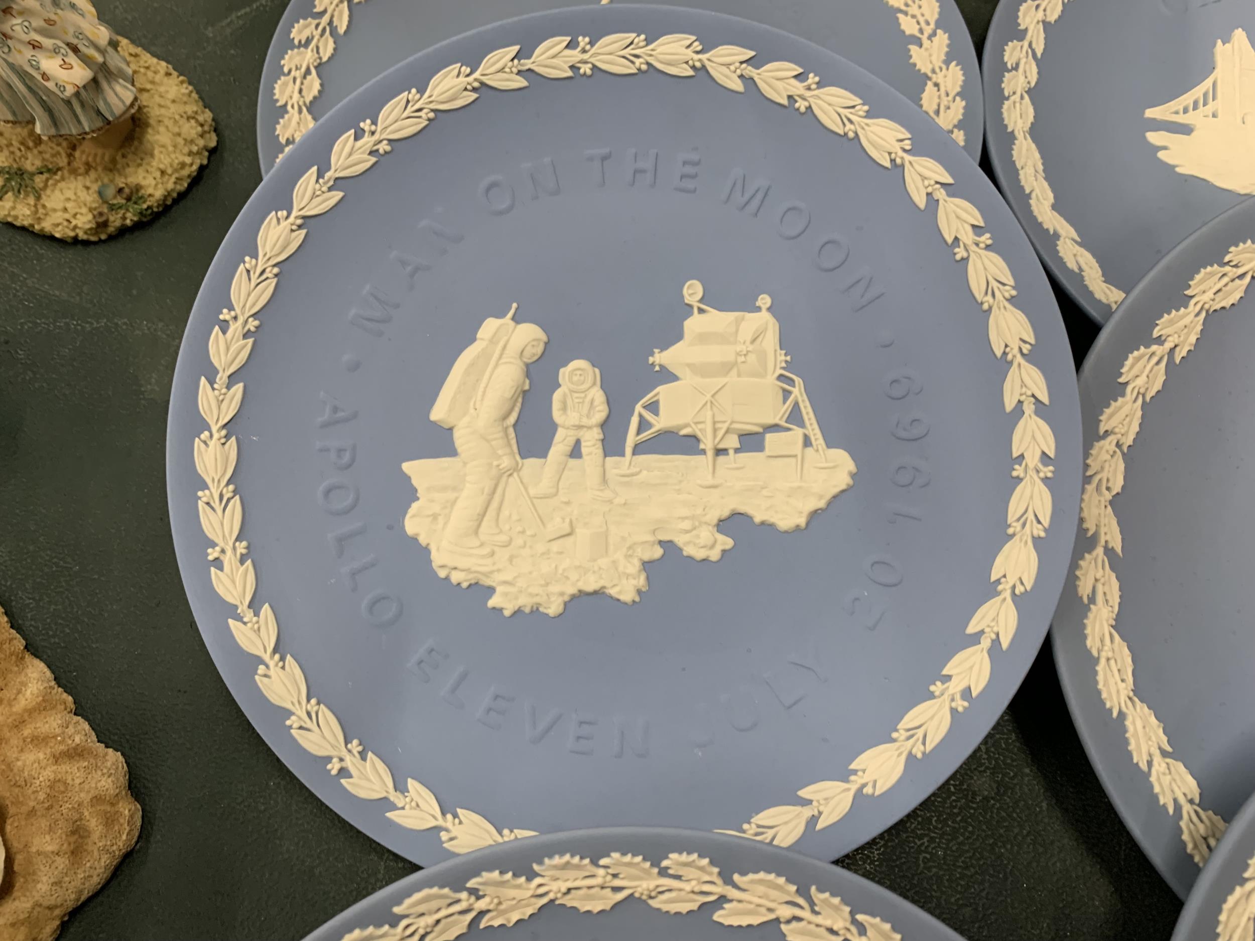 A COLLECTION OF WEDGWOOD JASPERWARE CHRISTMAS PLATES PLUS ONE TO COMMEMORATE THE FIRST MAN ON THE - Bild 3 aus 4