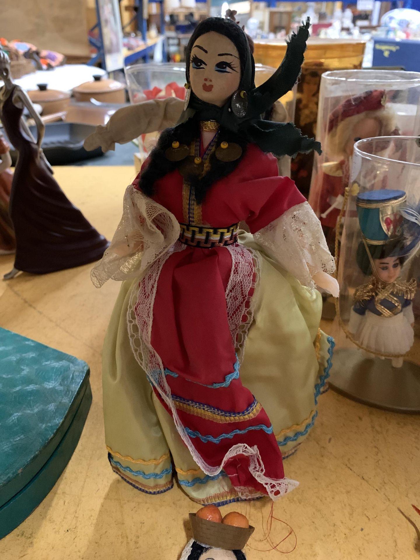 A COLLECTION OF VINTAGE DOLLS IN NATIONAL COSTUME - Image 3 of 4