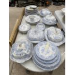 A LARGE QUANTITY OF VINTAGE BLUE AND WHITE DINNER SERVICE ITEMS TO INCLUDE TUREENS, PLATES AND BOWLS