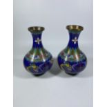 A PAIR OF CHINESE CLOISONNE BALUSTER FORM VASES, HEIGHT 18CM