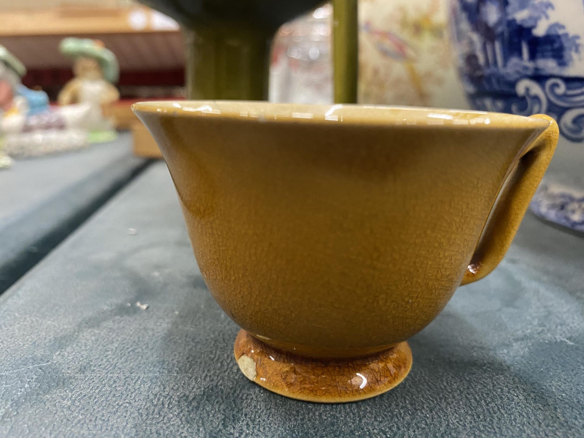 THREE PIECES OF LINTHORPE POTTERY, A GREEN JUG - A/F TO THE SPOUT AND MUSTARD COLOURED CUP AND SMALL - Image 6 of 6