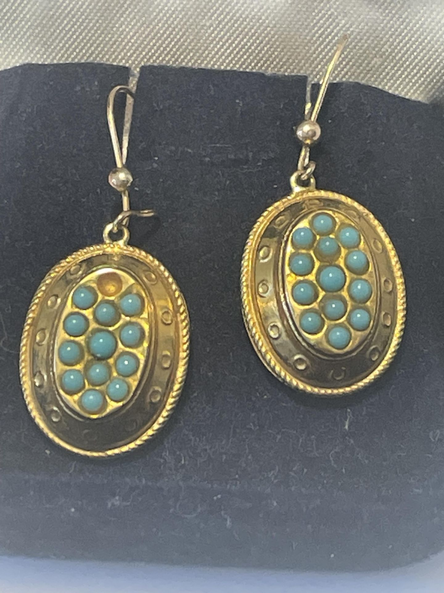A PAIR OF 9 CARAT GOLD AND TURQUOISE STONE EARRINGS GROSS WEIGHT 2.19 GRAMS IN A PRESENTATION BOX - Image 3 of 3