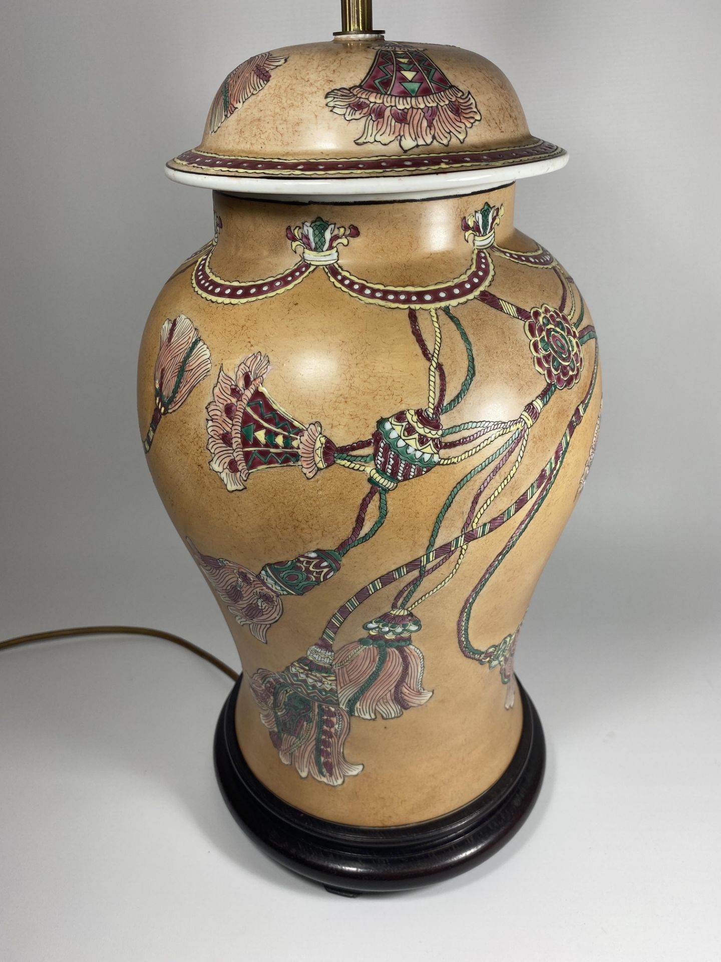 A LARGE ORIENTAL POTTERY TABLE LAMP WITH FLORAL DESIGN ON WOODEN BASE, HEIGHT APPROX 54CM - Image 2 of 5