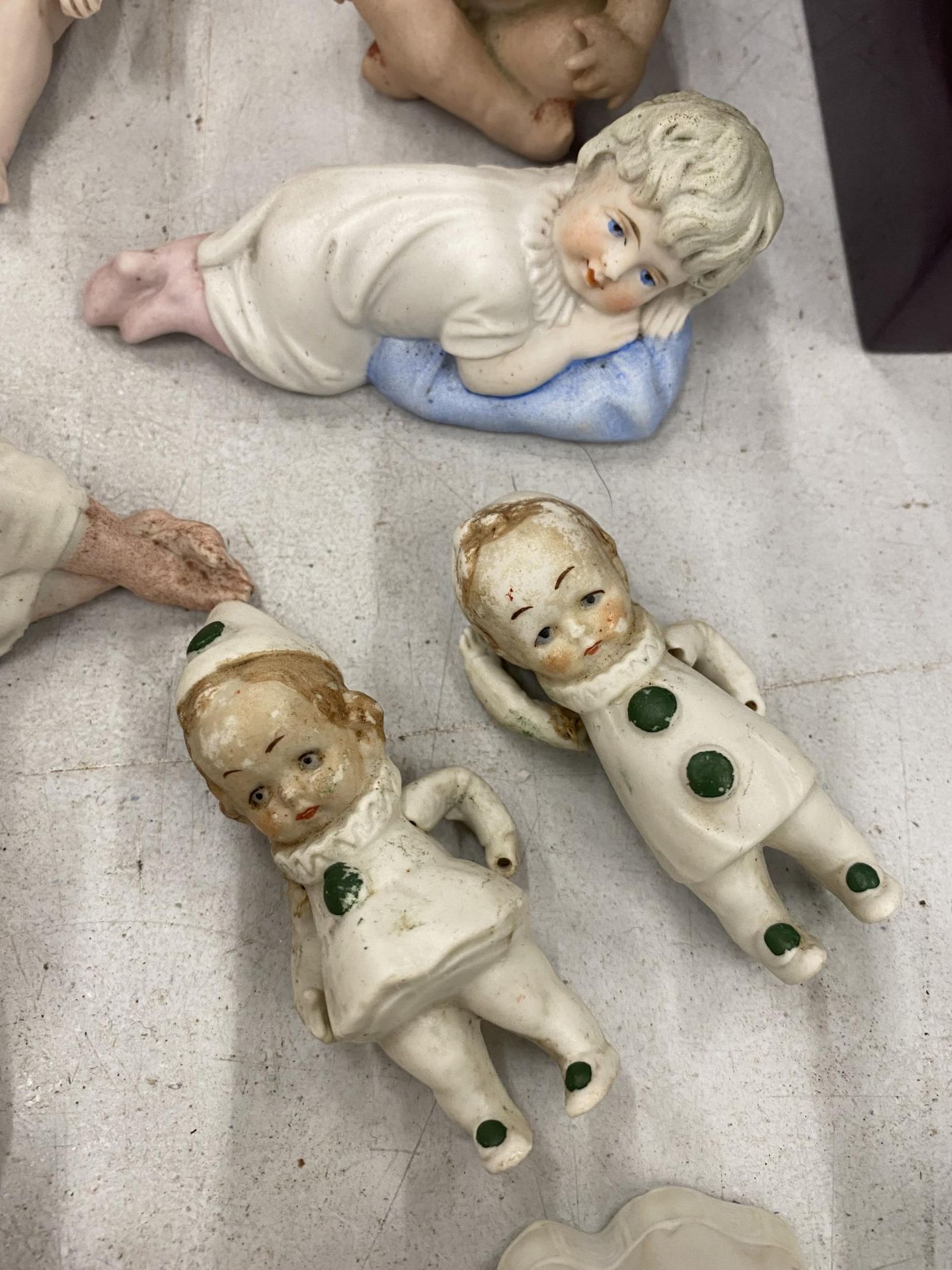A COLLECTION OF CHILD THEMED CERAMICS TO INCLUDE A GEBRUDER-HEUBACH CIRCA 1910 'PIANO BABY' - Image 4 of 5