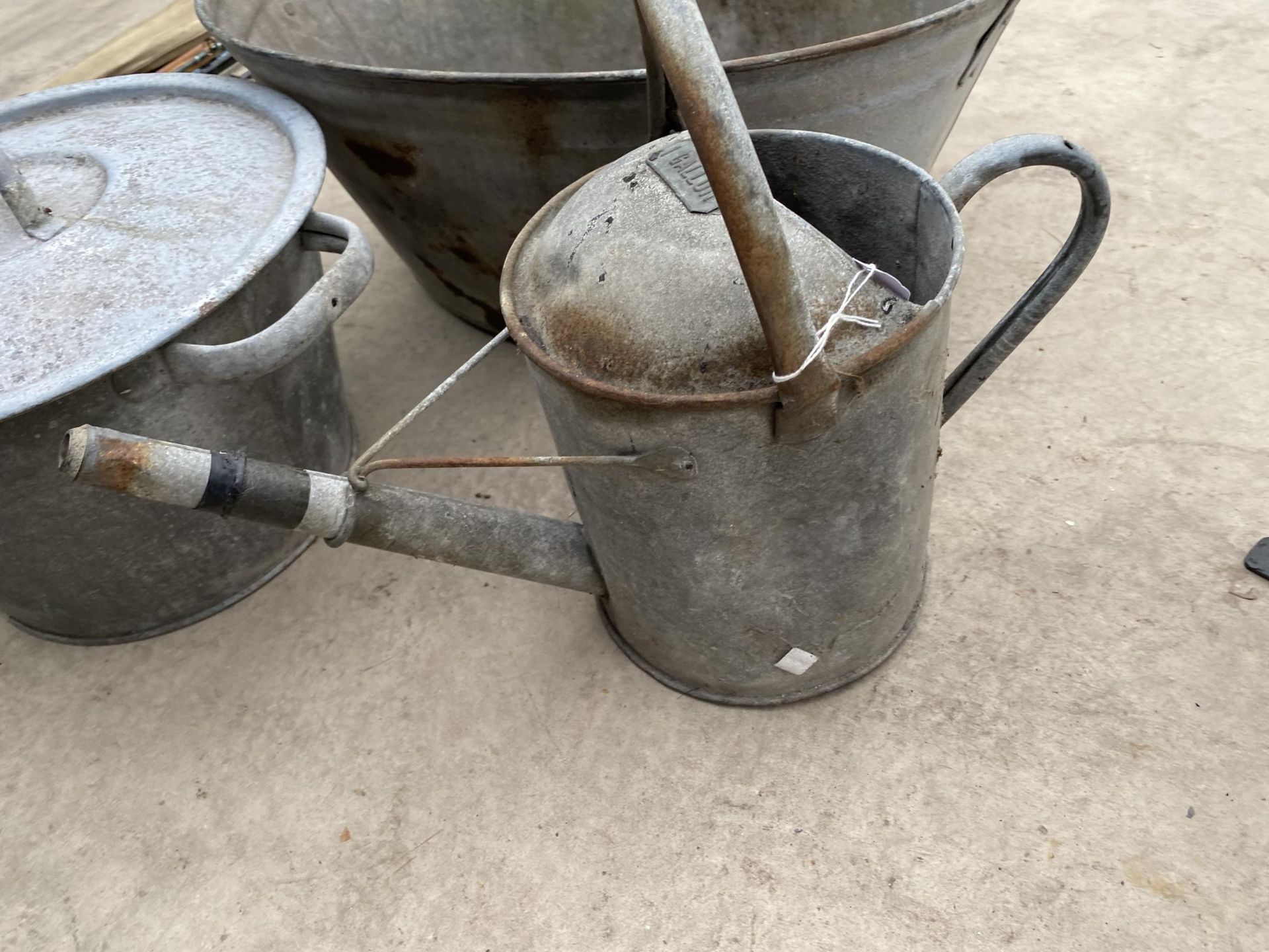A VINTAGE GALVANISED TIN BATH, A GALVANISED WATERING CAN AND A GALVANISED PAN - Image 2 of 4