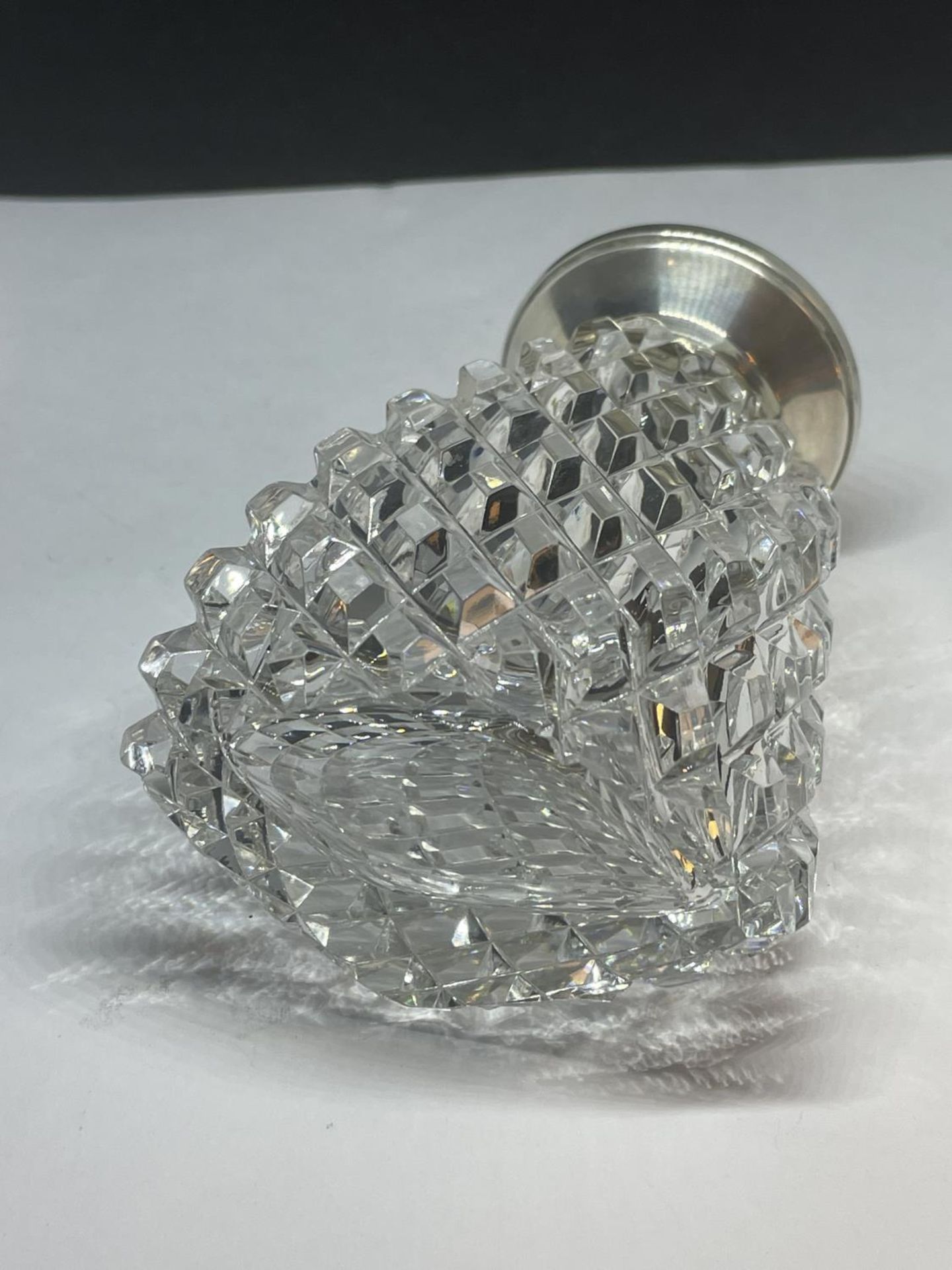 A CUT GLASS AND HALLMARKED BIRMINGHAM SILVER TOPPED SIFTER - Image 3 of 4