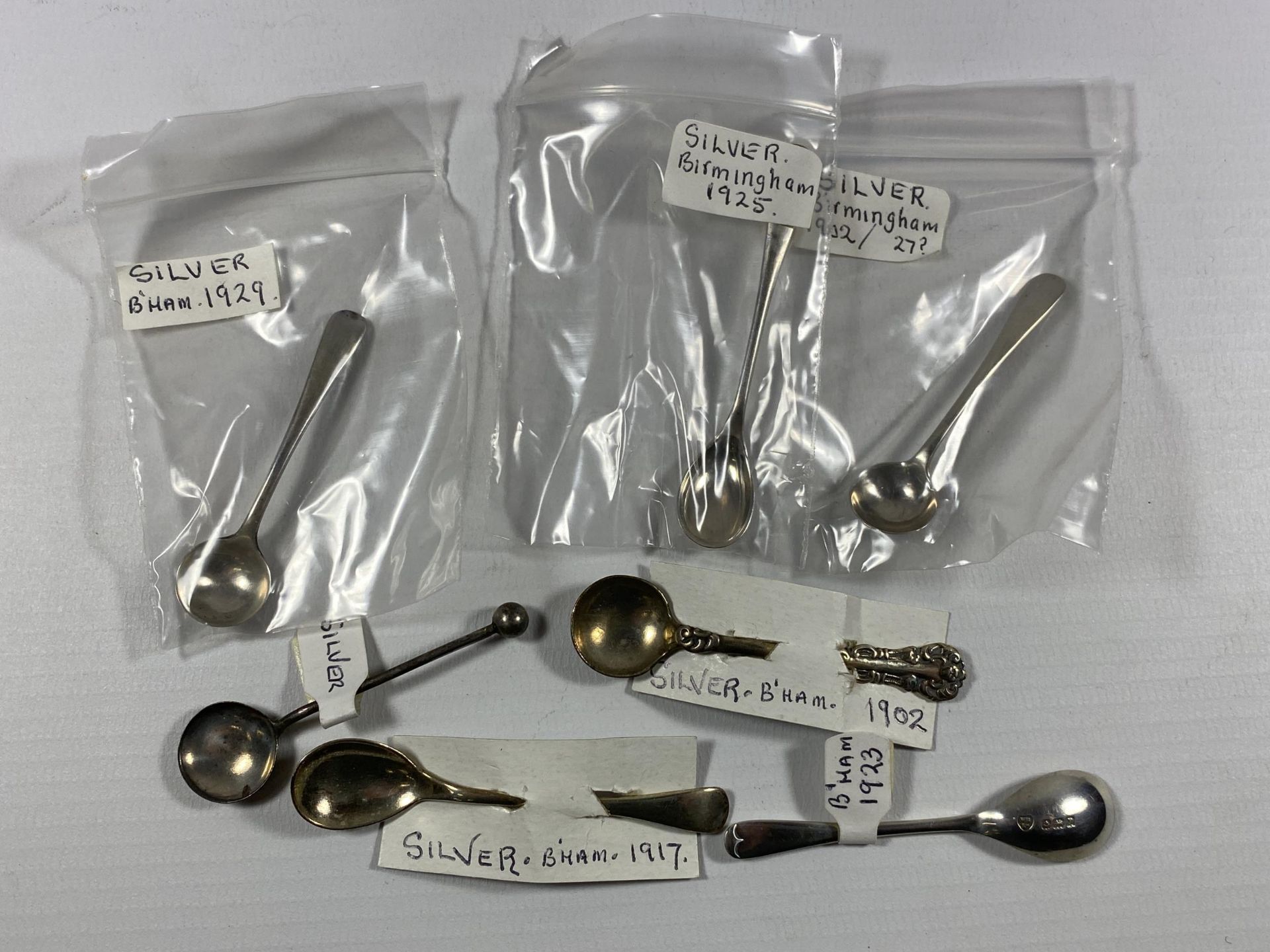 A MIXED GROUP OF 1910-1930'S SILVER MUSTARD POT SPOONS