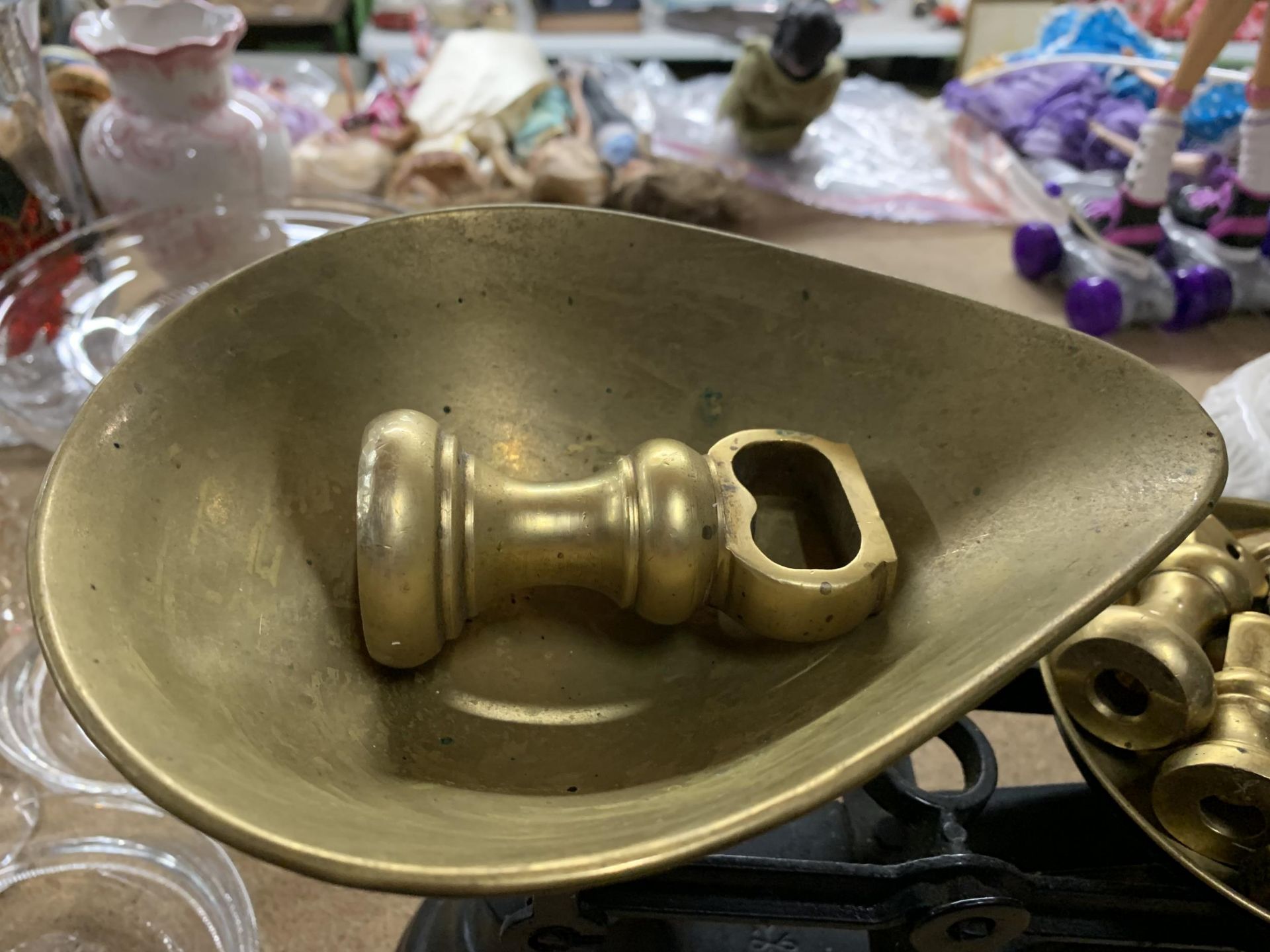 A SET OF CAST SCALES WITH BRASS PAN AND WEIGHTS - Bild 4 aus 5