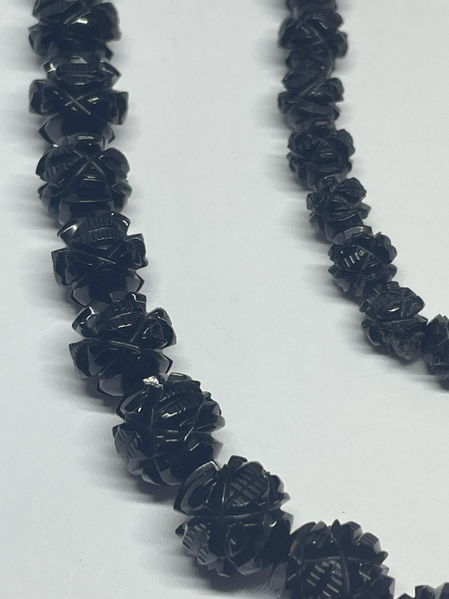 A CARVED WHITBY JET NECKLACE LENGTH 92CM - Image 3 of 4