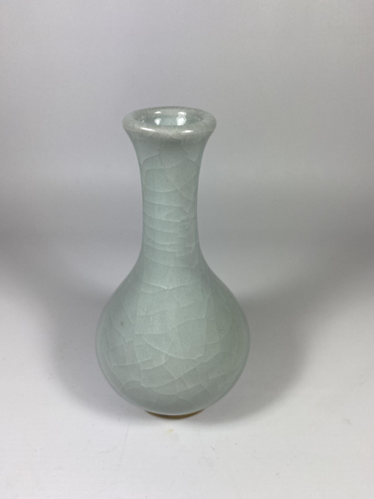 A CHINESE CELADON GROUND PORCELAIN BOTTLE VASE ON CARVED WOODEN STAND, HEIGHT OF VASE 18CM - Image 2 of 6
