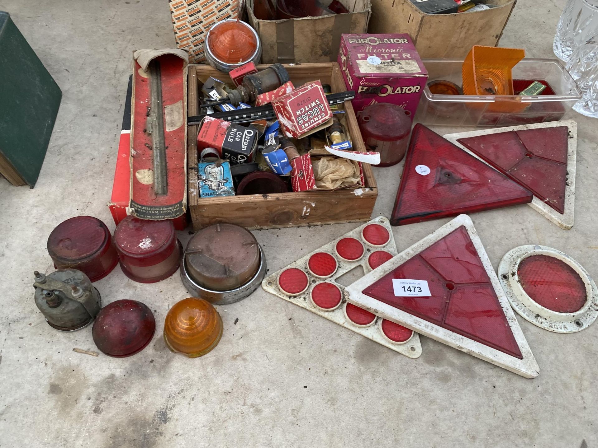 A LARGE ASSORTMENT OF VINTAGE AUTOMOBILE SPARES TO INCLUDE REFLECTORS, LIGHT COVERS AND BULBS ETC - Image 2 of 4